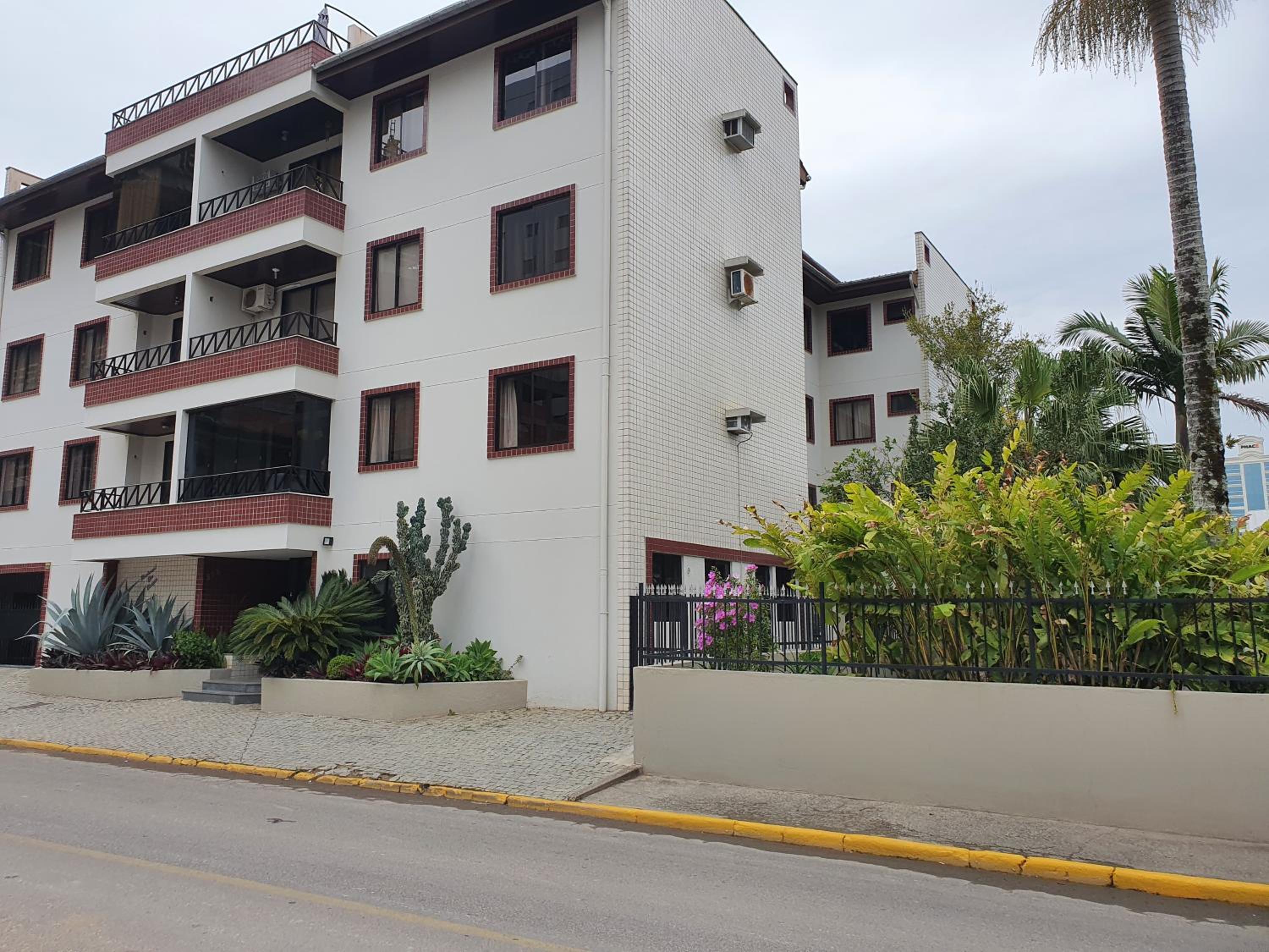 Apto com Jardim na Praia
