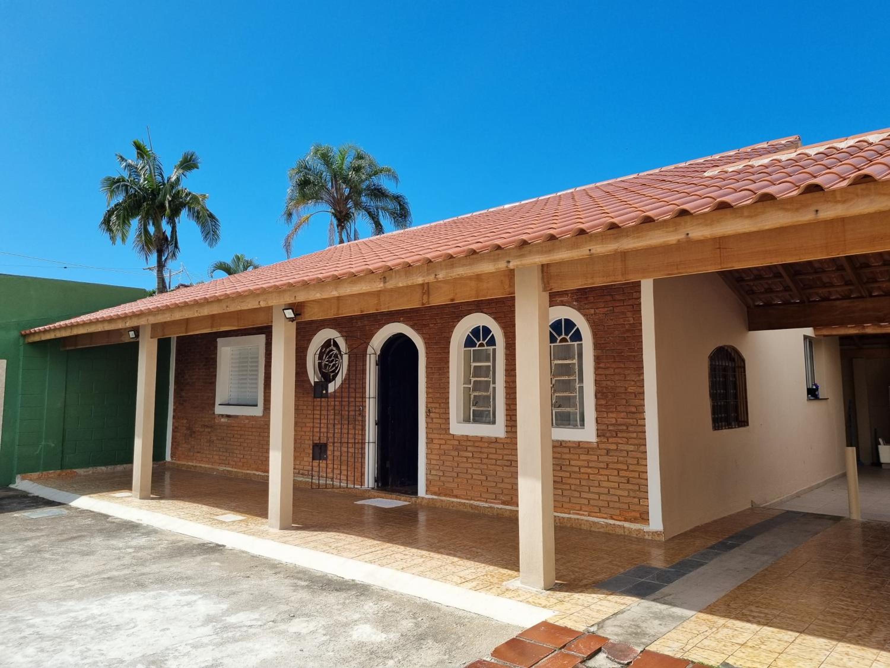 Confortável casa com piscina e churrasqueira a 100m da praia