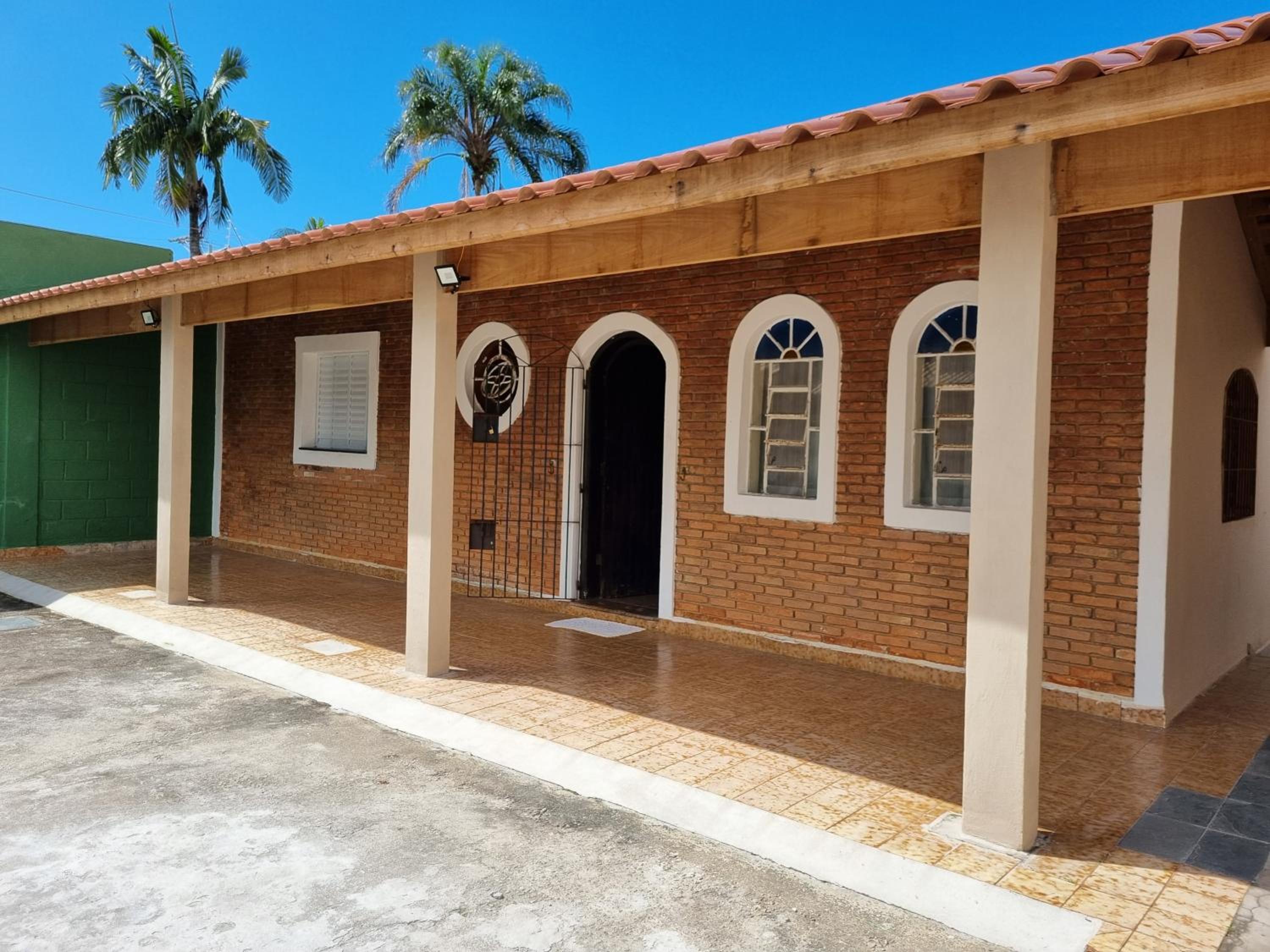 Confortável casa com piscina e churrasqueira a 100m da praia