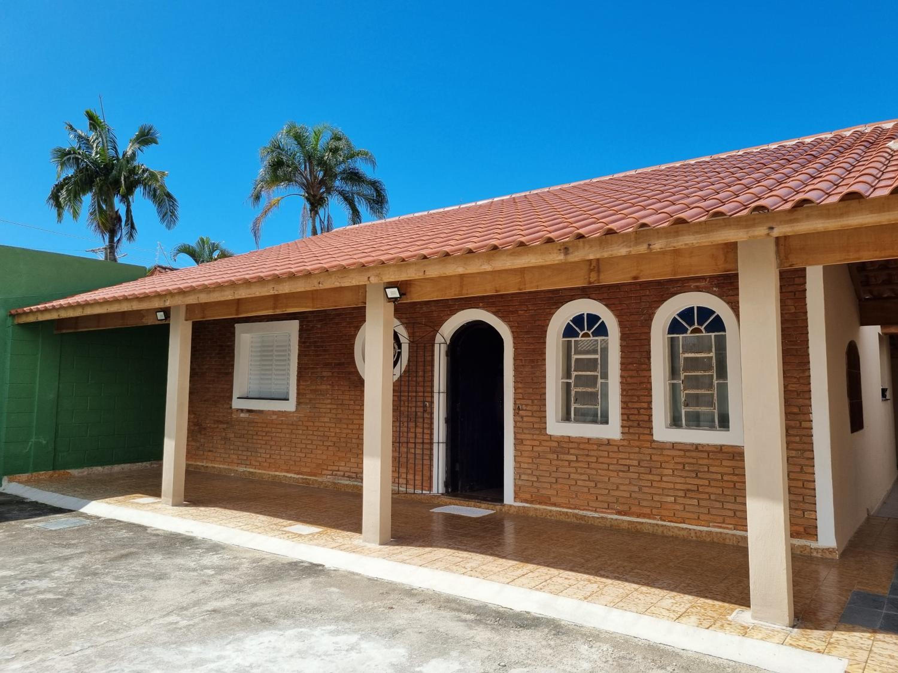 Confortável casa com piscina e churrasqueira a 100m da praia