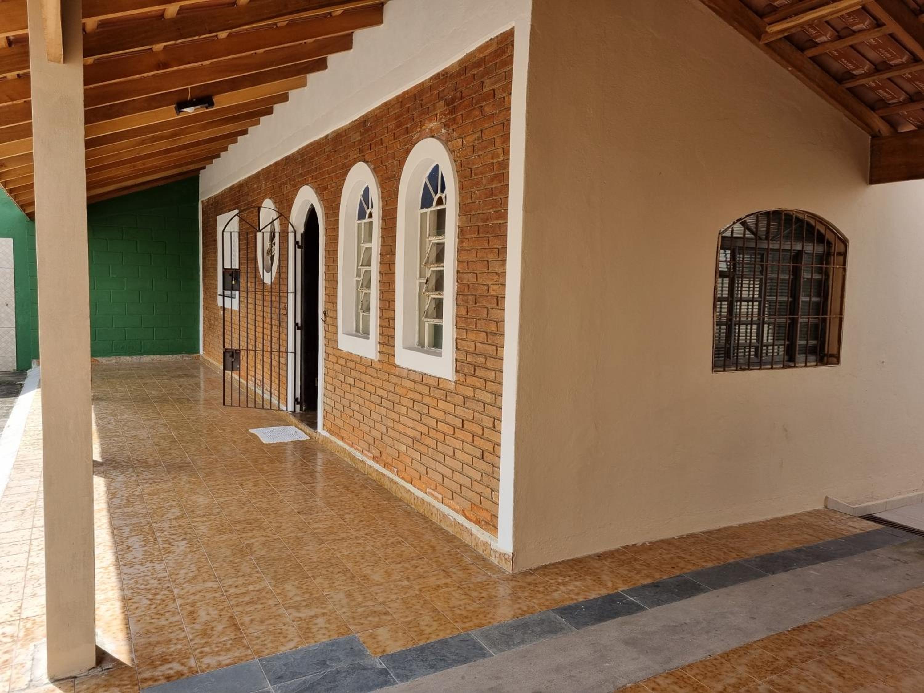 Confortável casa com piscina e churrasqueira a 100m da praia