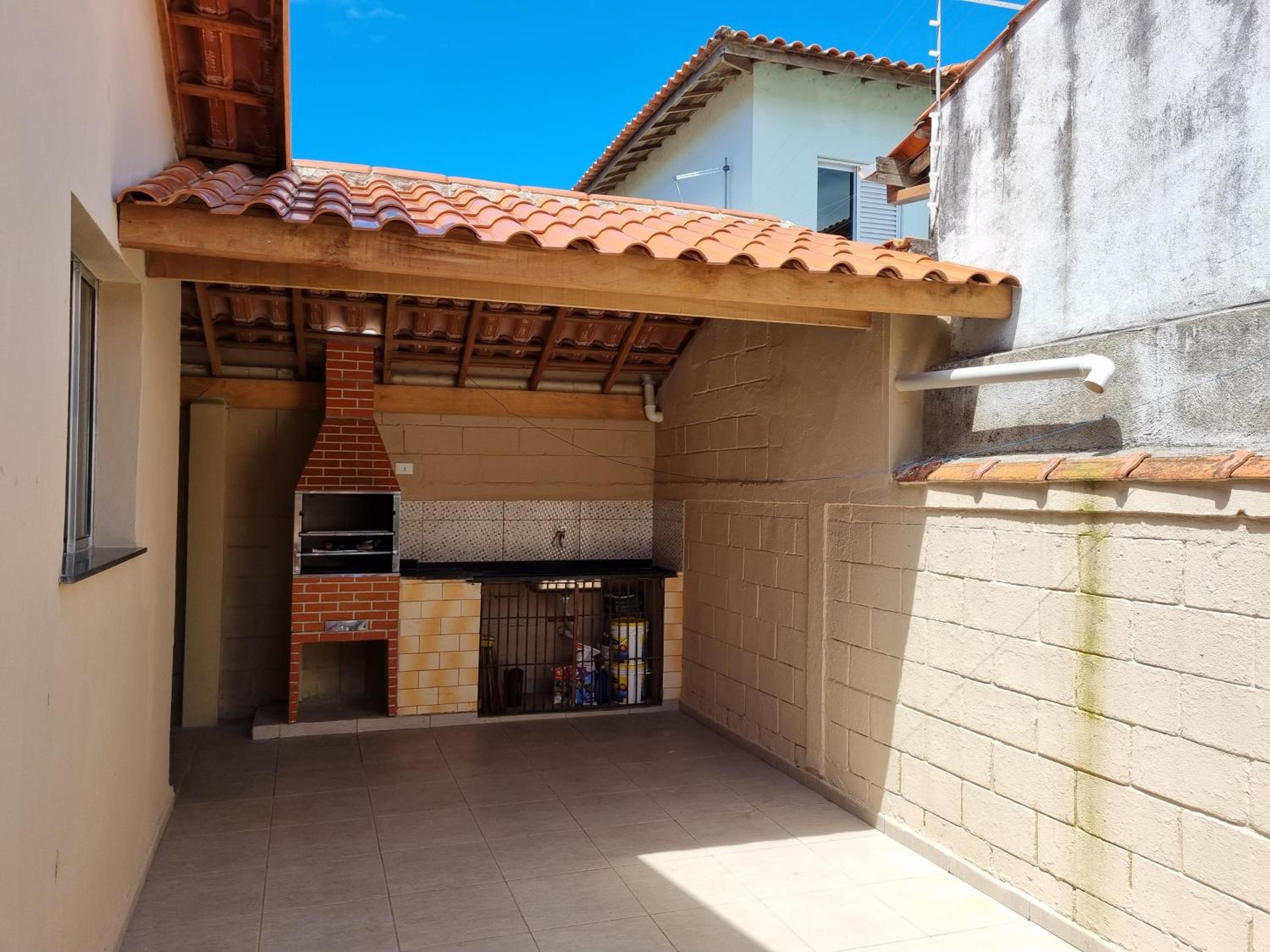 Confortável casa com piscina e churrasqueira a 100m da praia