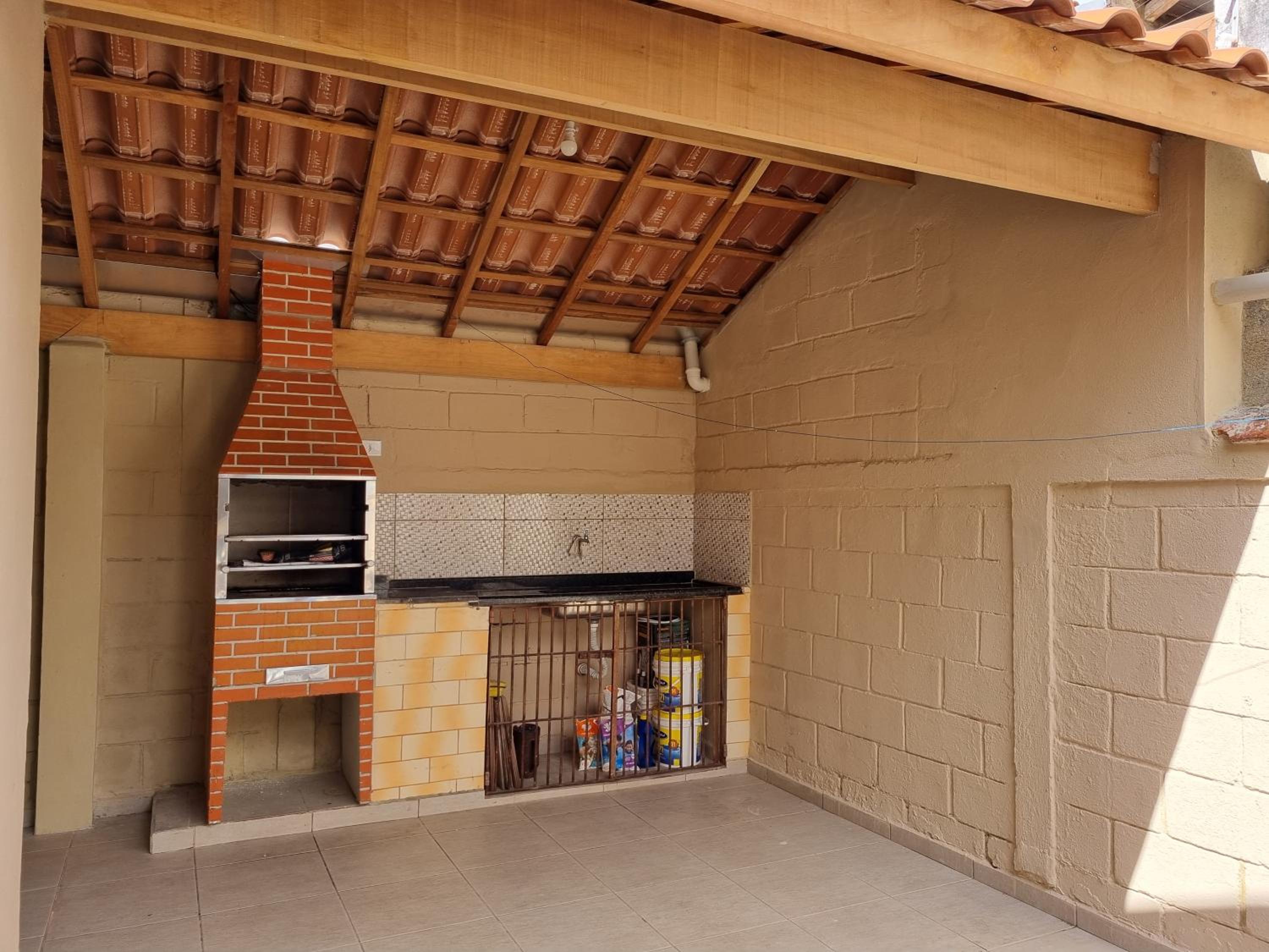 Confortável casa com piscina e churrasqueira a 100m da praia