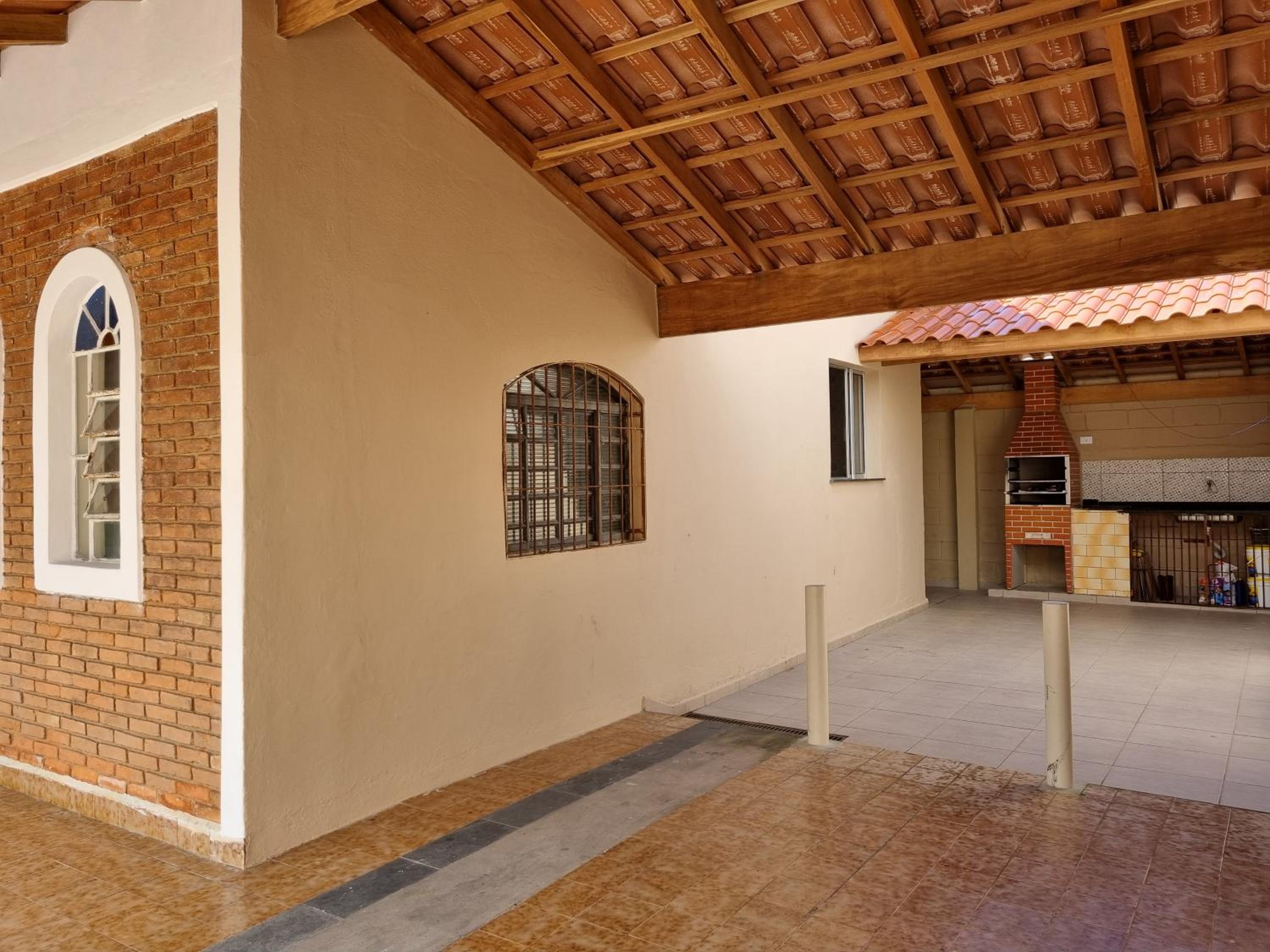 Confortável casa com piscina e churrasqueira a 100m da praia