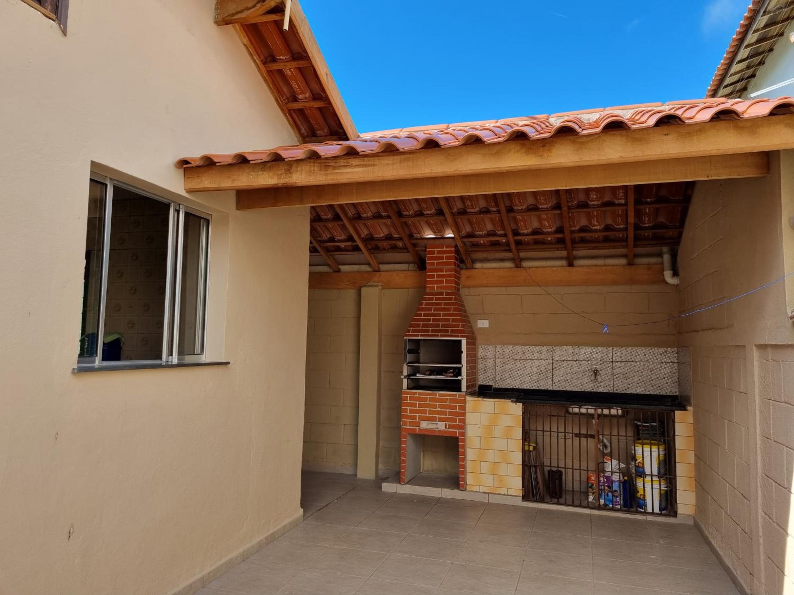 Confortável casa com piscina e churrasqueira a 100m da praia