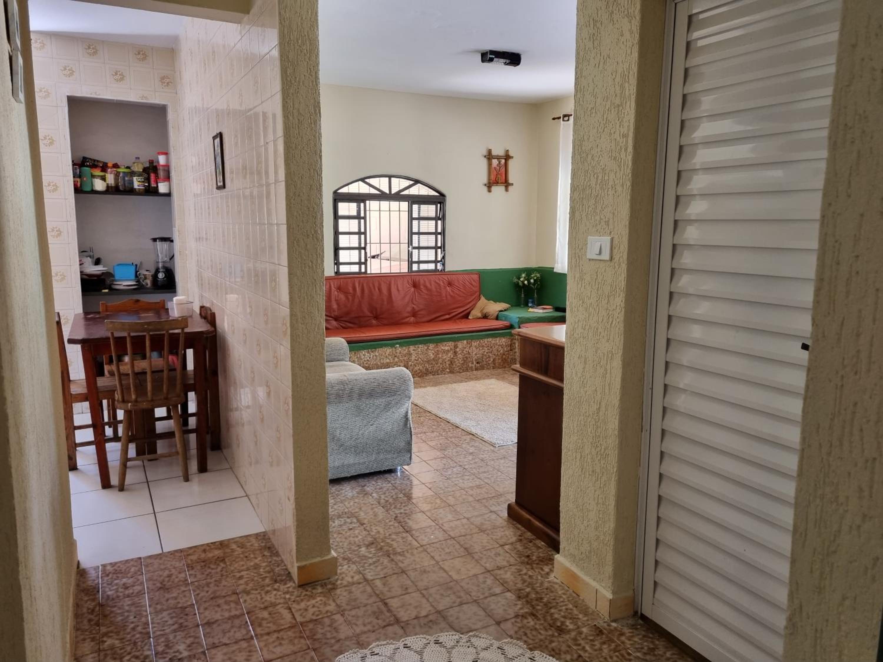Confortável casa com piscina e churrasqueira a 100m da praia
