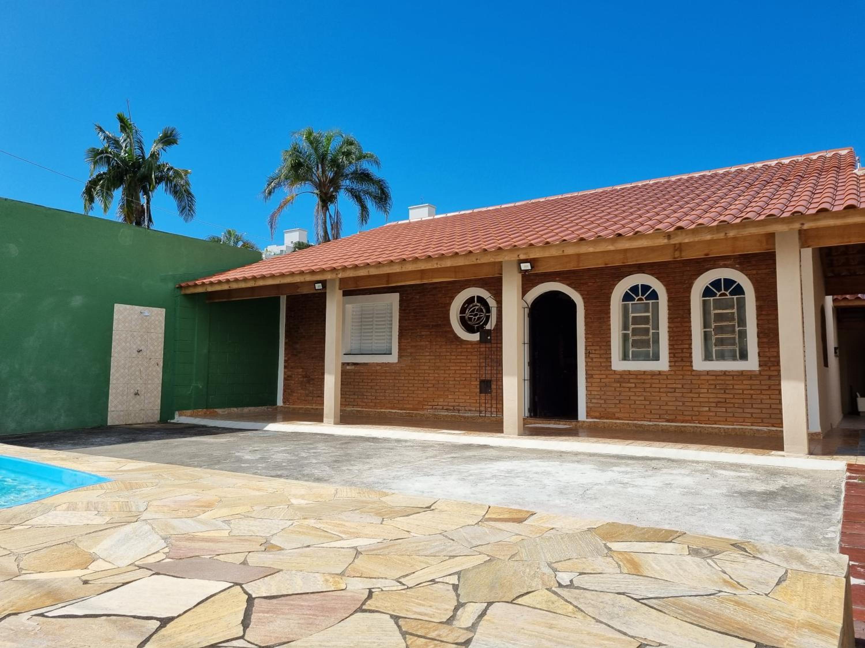 Confortável casa com piscina e churrasqueira a 100m da praia