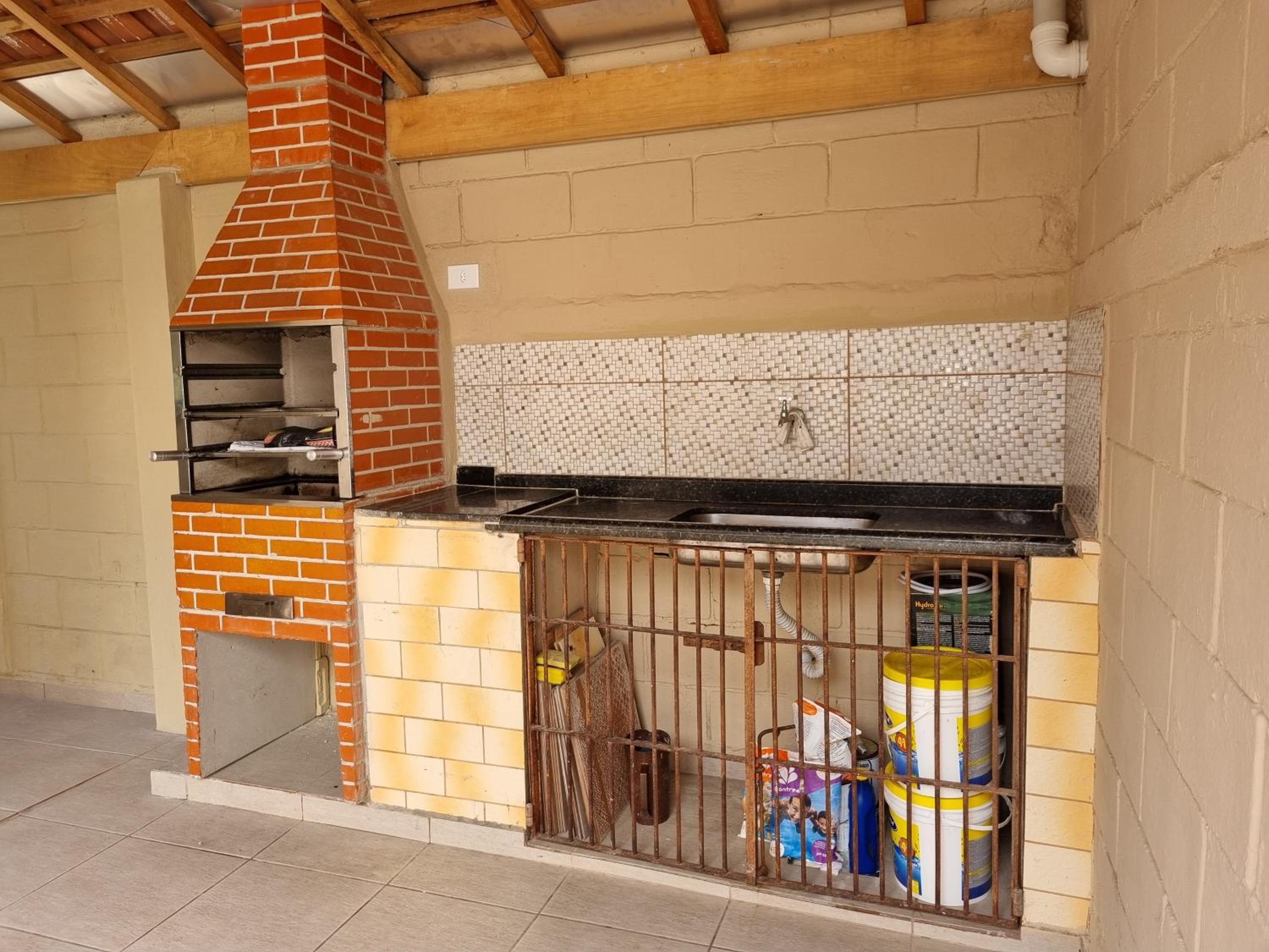 Confortável casa com piscina e churrasqueira a 100m da praia