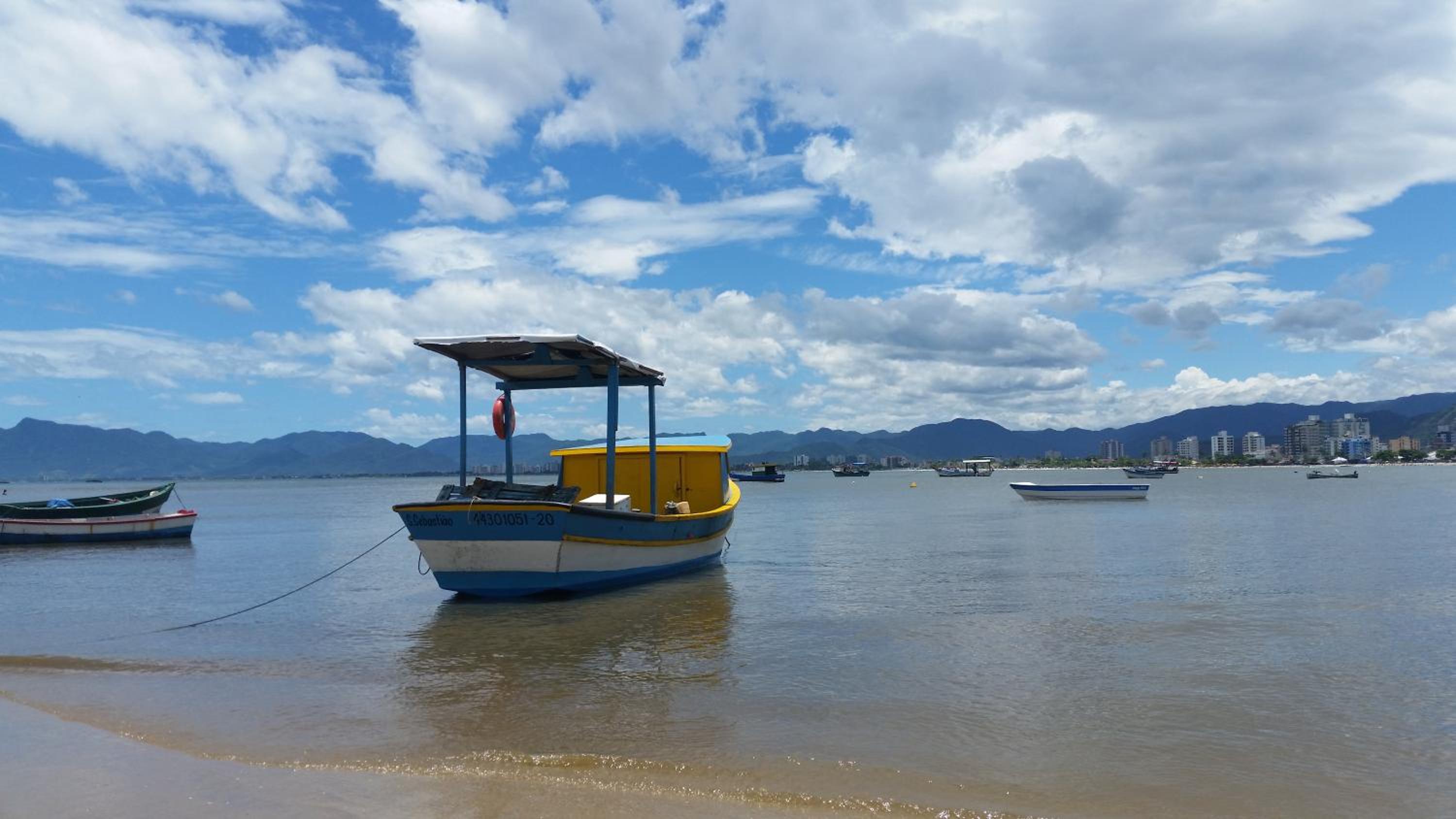 Confortável casa com piscina e churrasqueira a 100m da praia