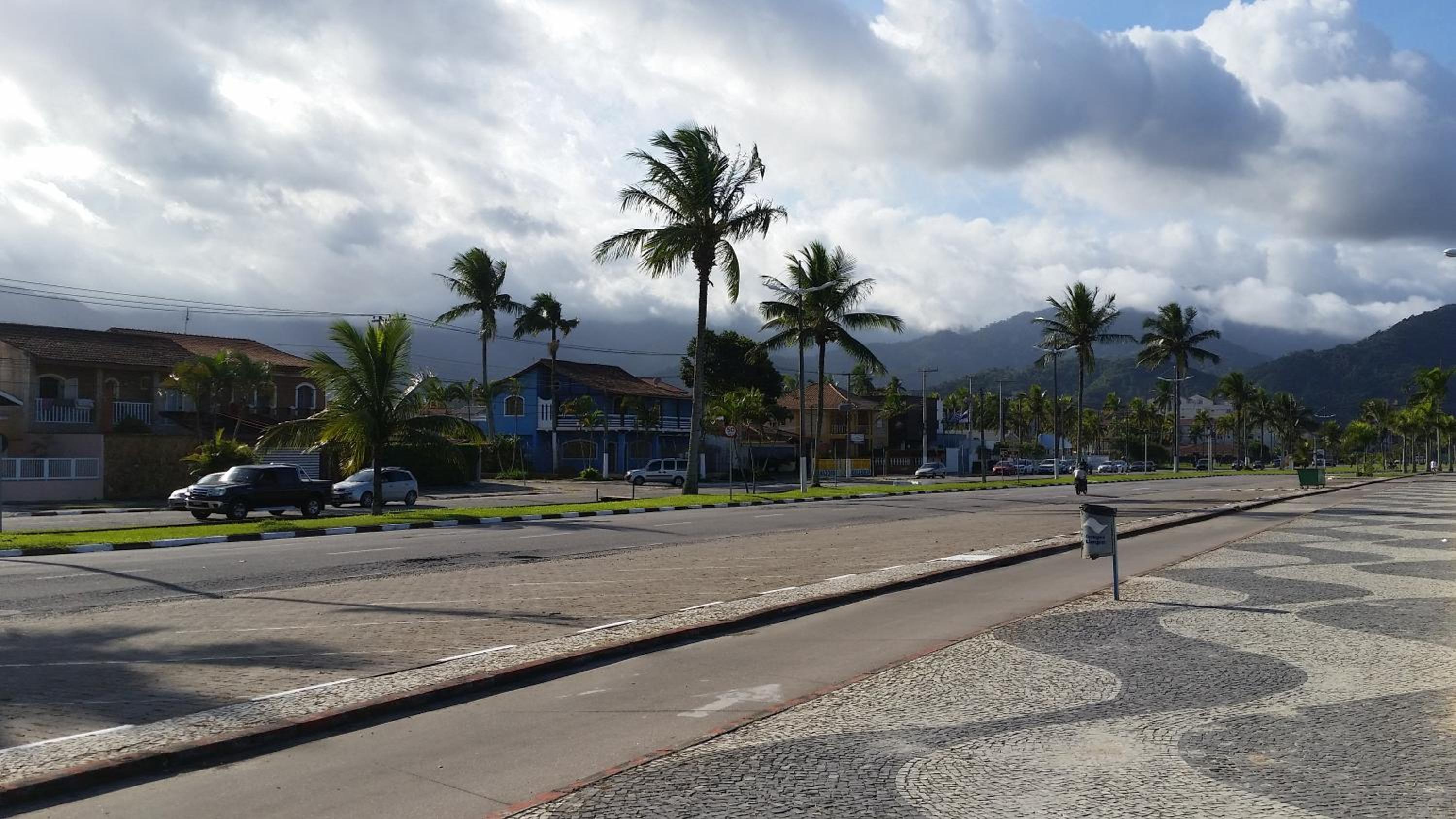 Confortável casa com piscina e churrasqueira a 100m da praia