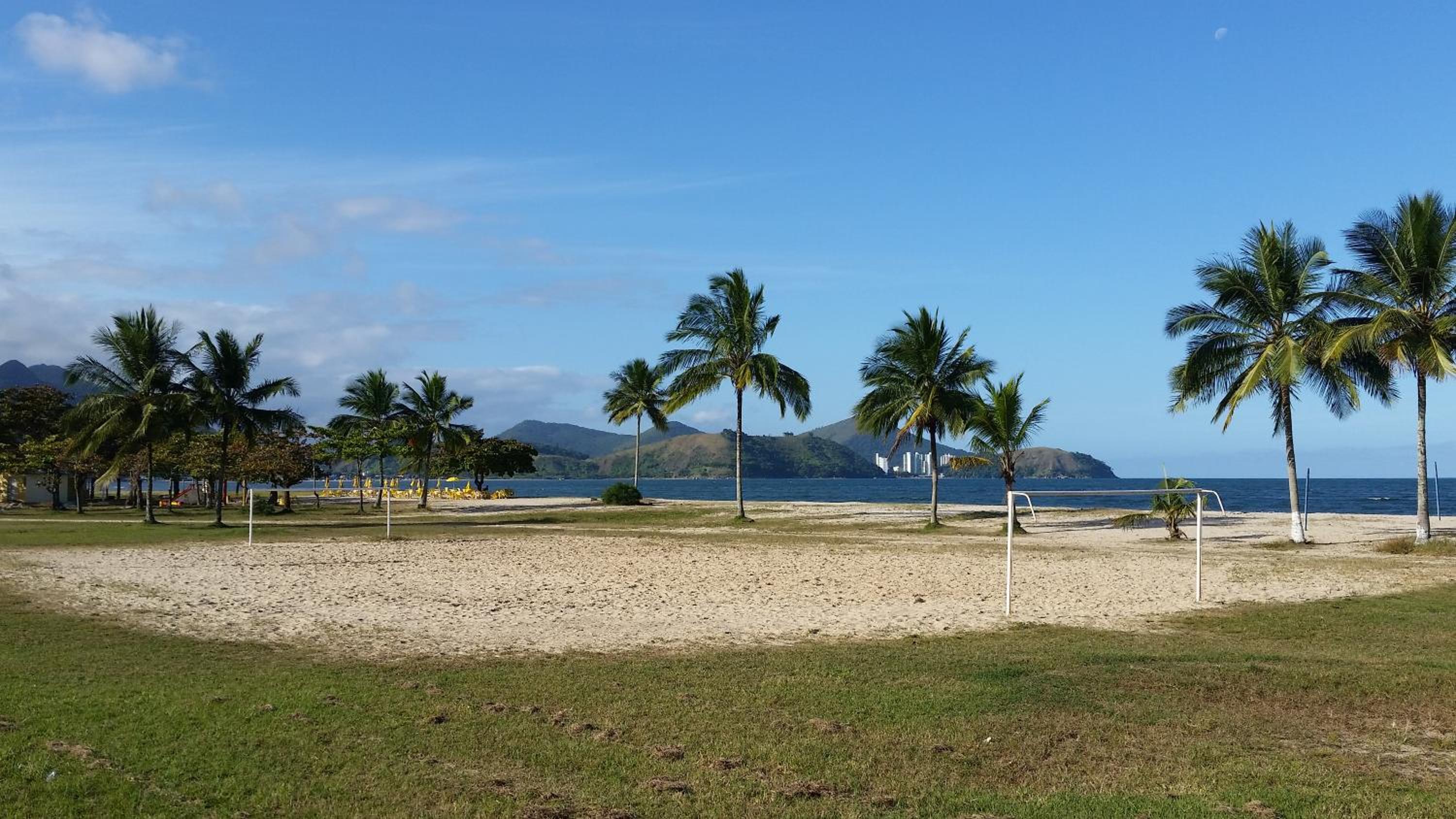 Confortável casa com piscina e churrasqueira a 100m da praia