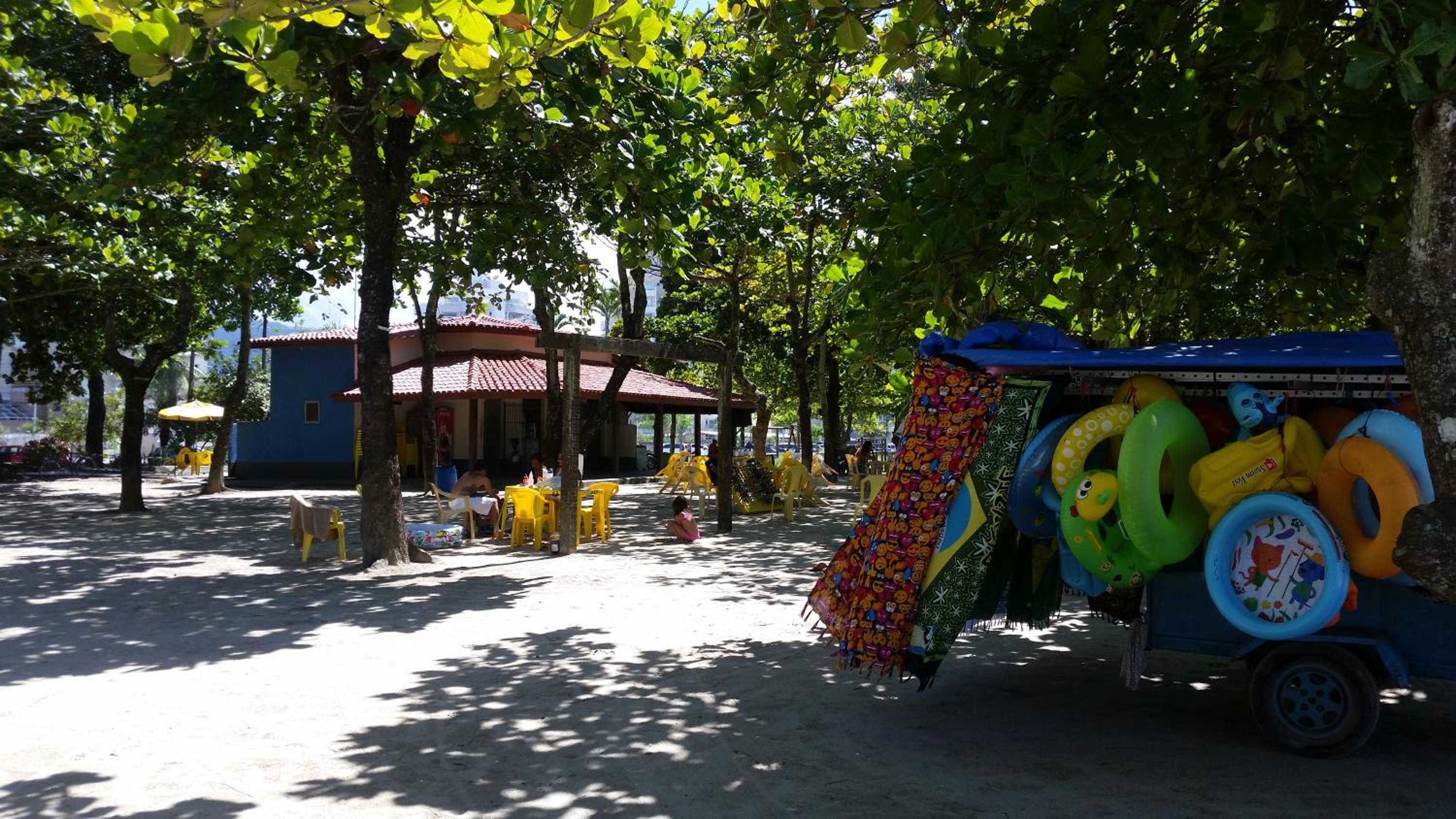 Confortável casa com piscina e churrasqueira a 100m da praia