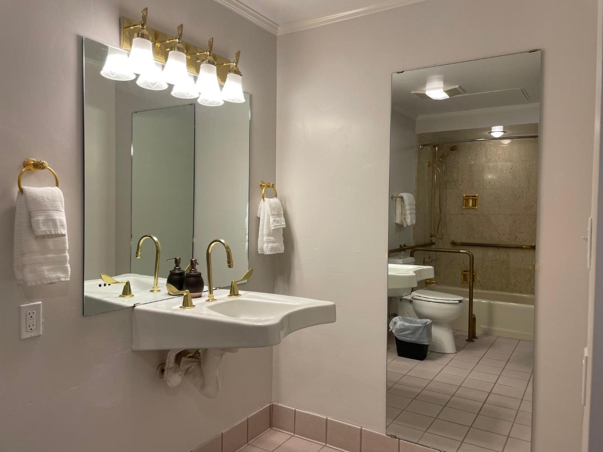 Bartlesville Vacations - Hotel Phillips - Property Image 35