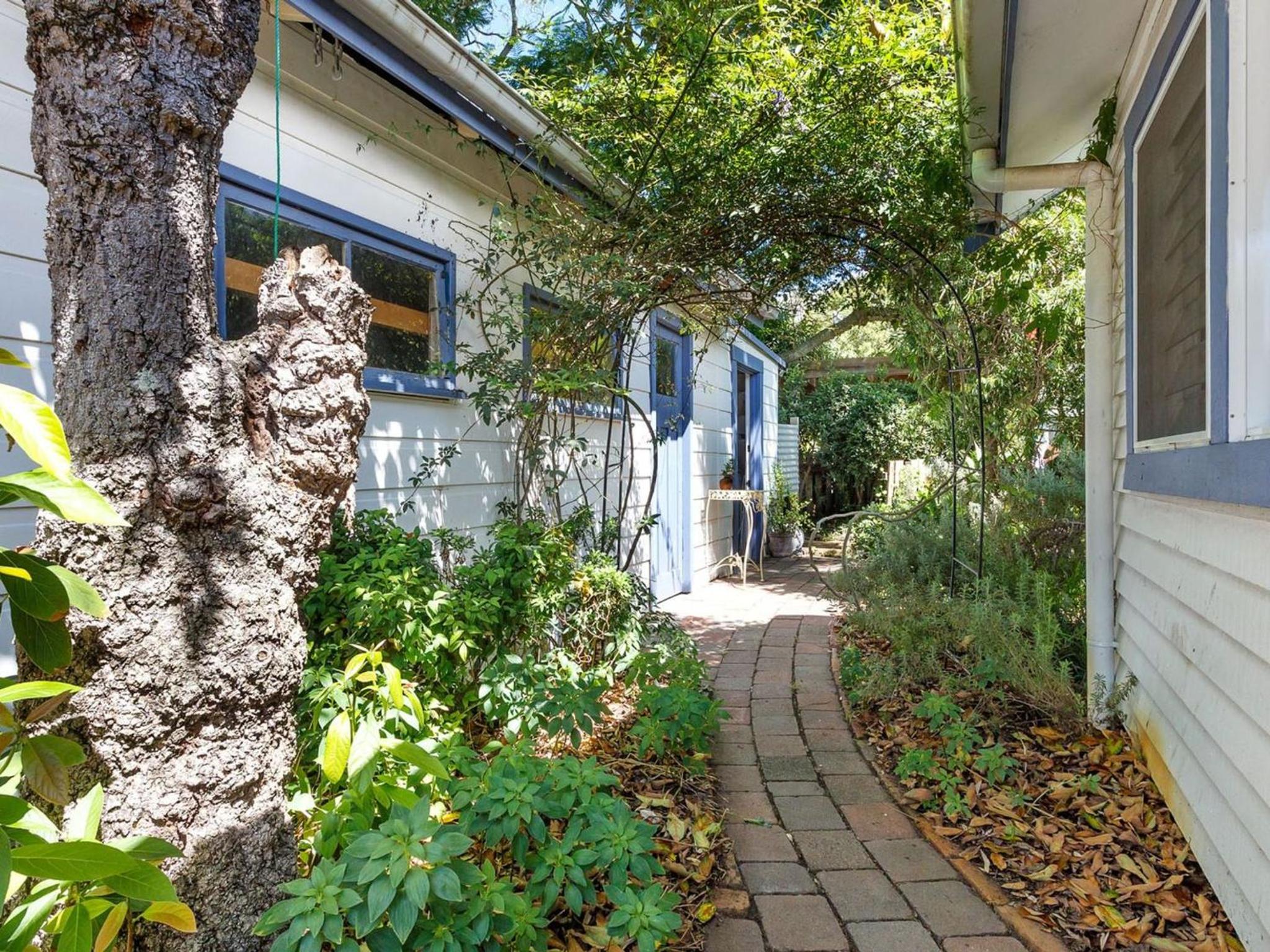 Witts Oasis Two traditional Tea Gardens cottages