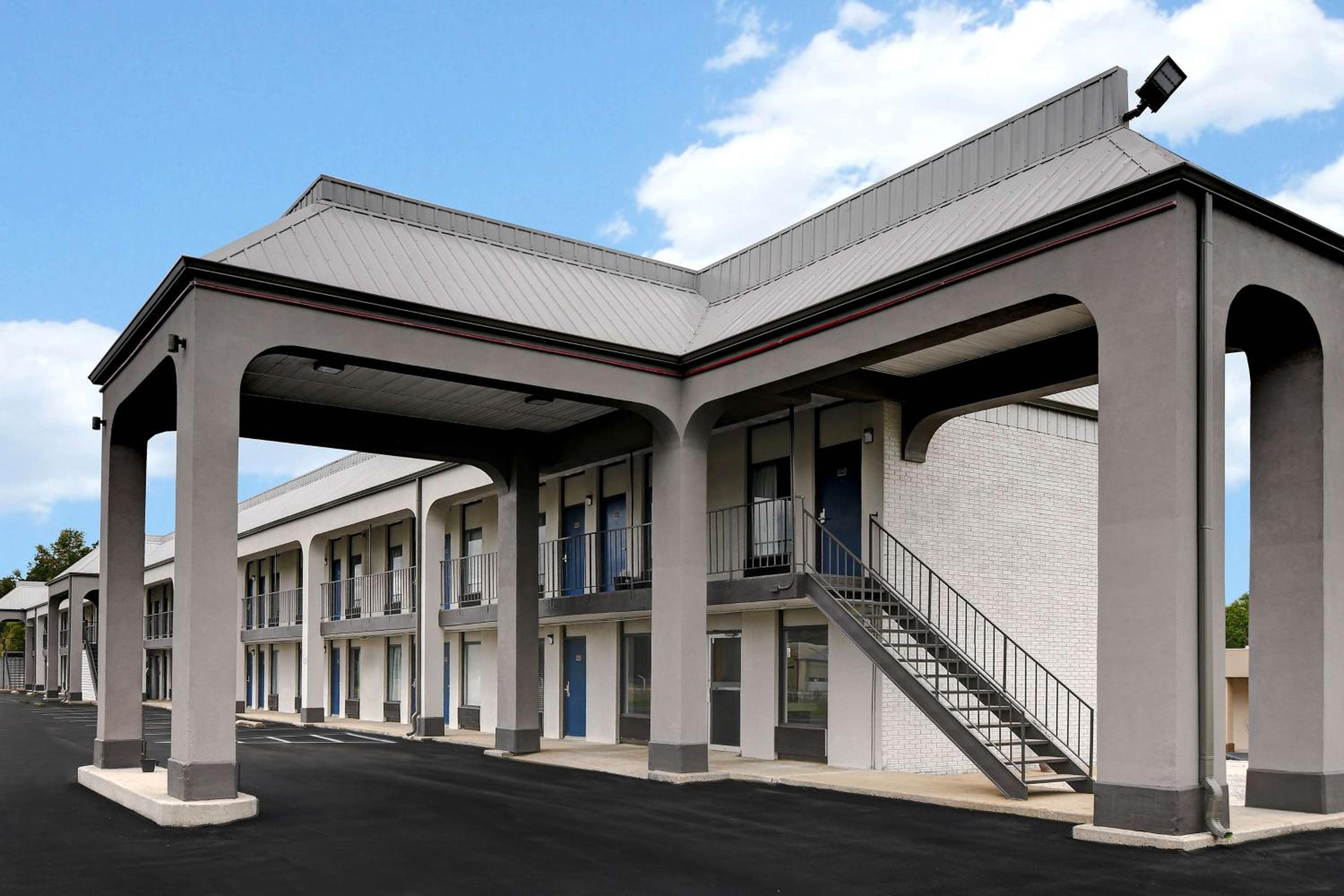 Meridian Vacations - Studio 6 Meridian, MS Bonita Lakes - Property Image 1