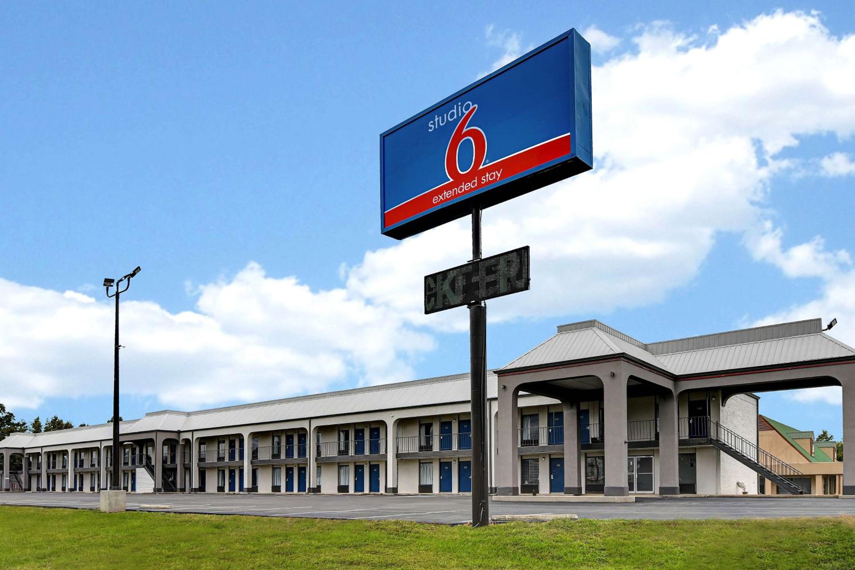 Meridian Vacations - Studio 6 Meridian, MS Bonita Lakes - Property Image 1