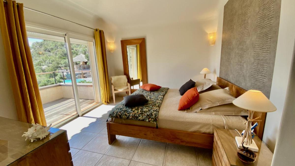 Superbe villa avec piscine chauffée et vue mer à Palombaggia view 3