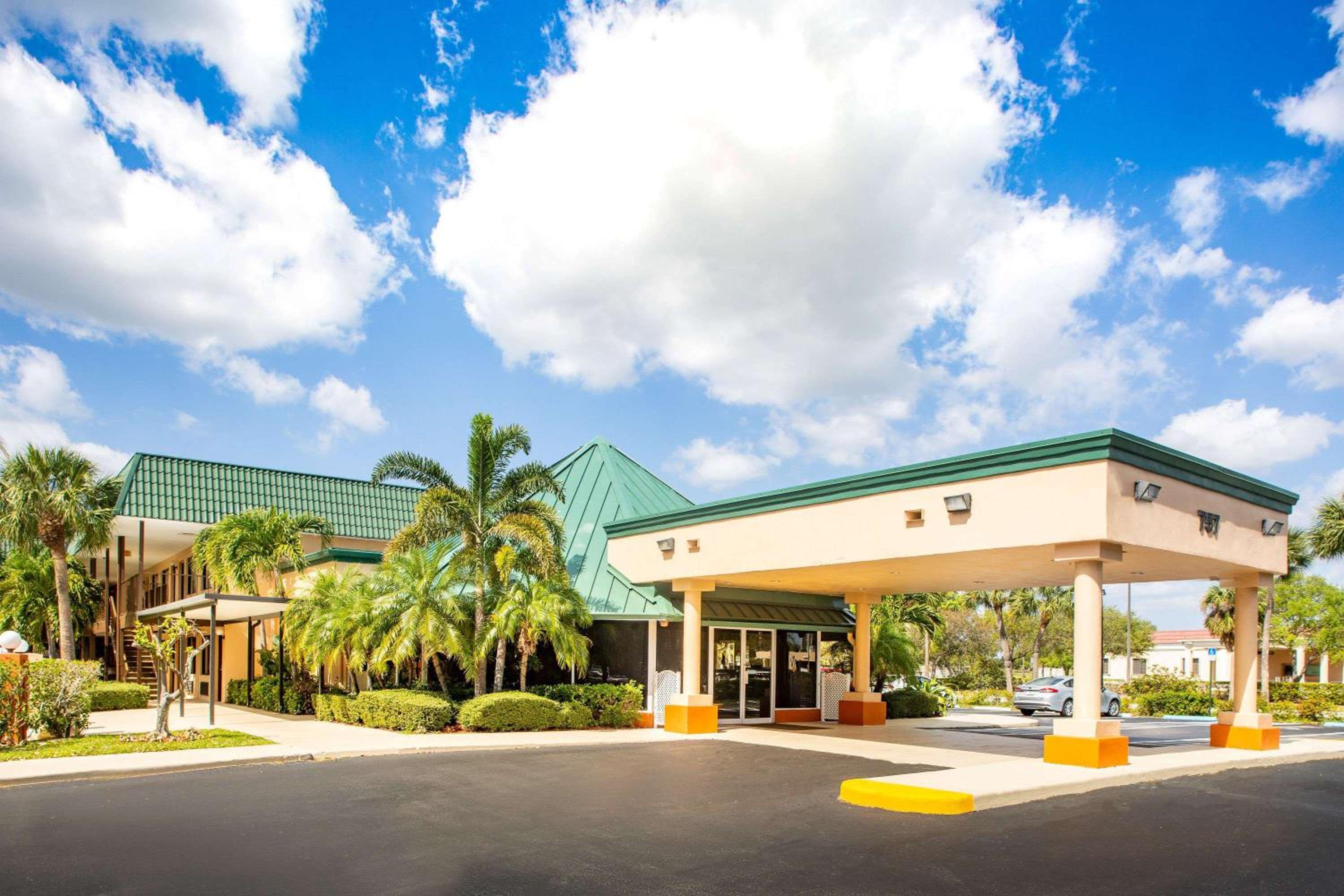 Super 8 by Wyndham North Palm Beach view 3