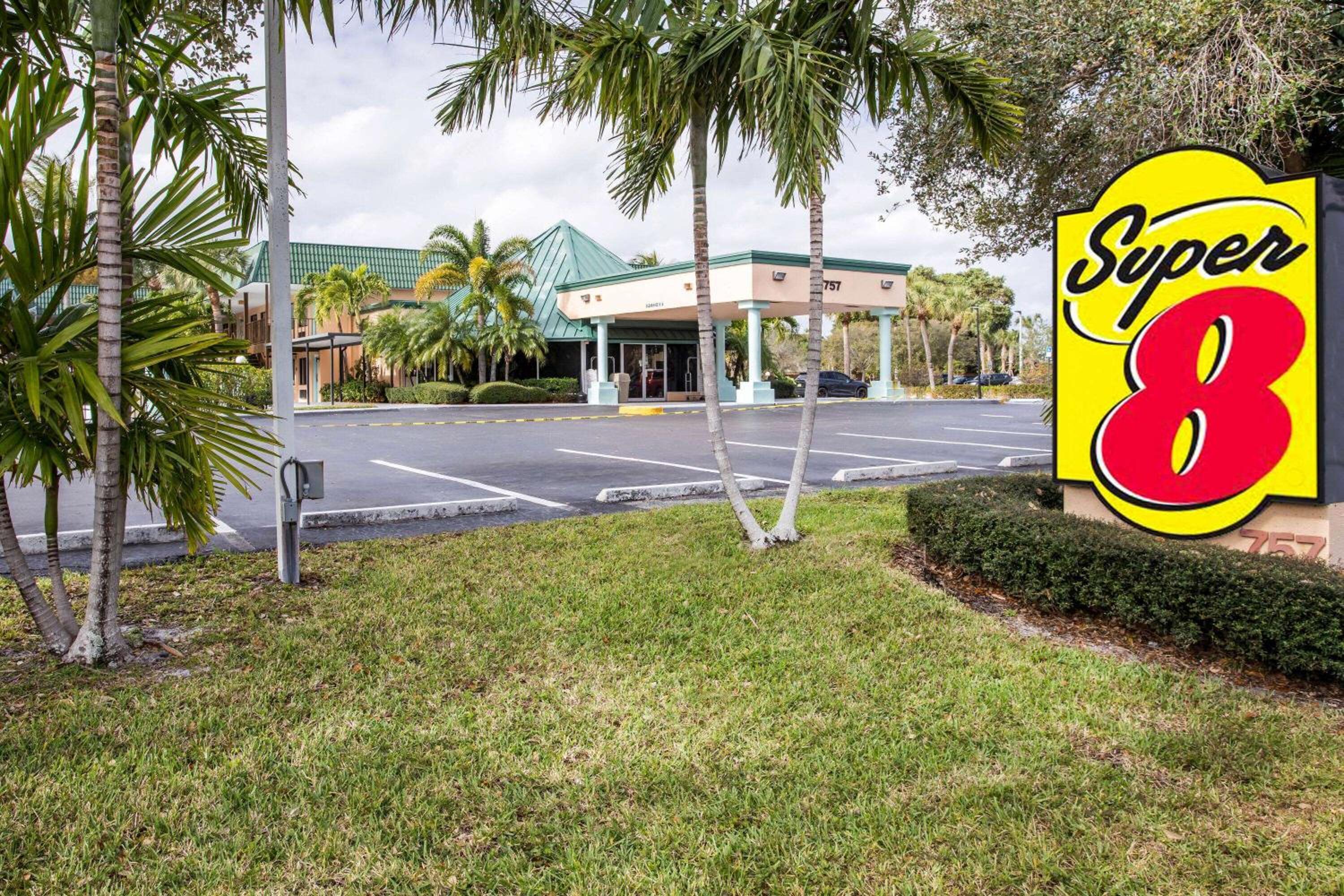 Super 8 by Wyndham North Palm Beach view 5
