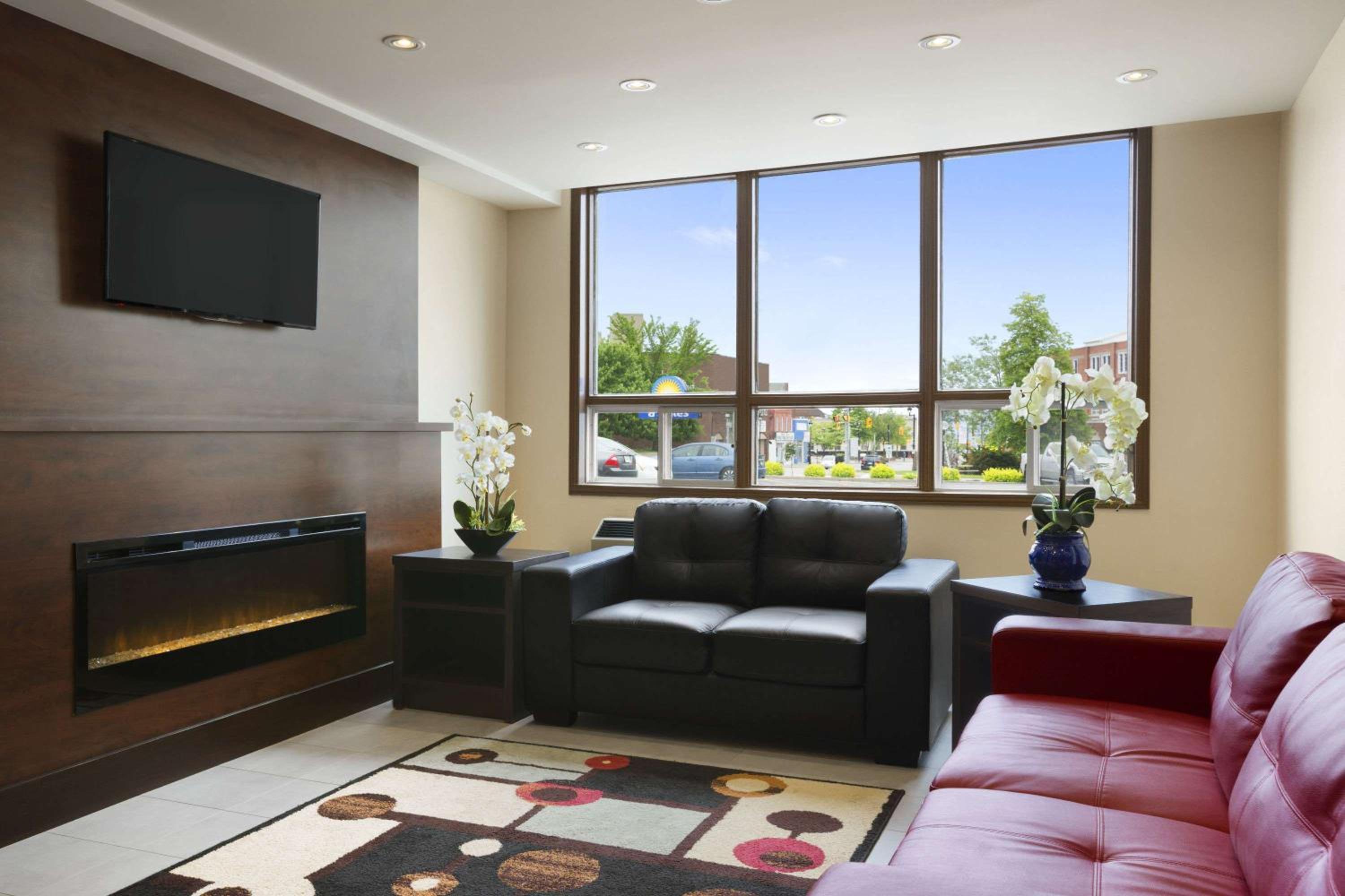 North Bay Vacations - Days Inn  Suites by Wyndham North Bay Downtown - Property Image 3