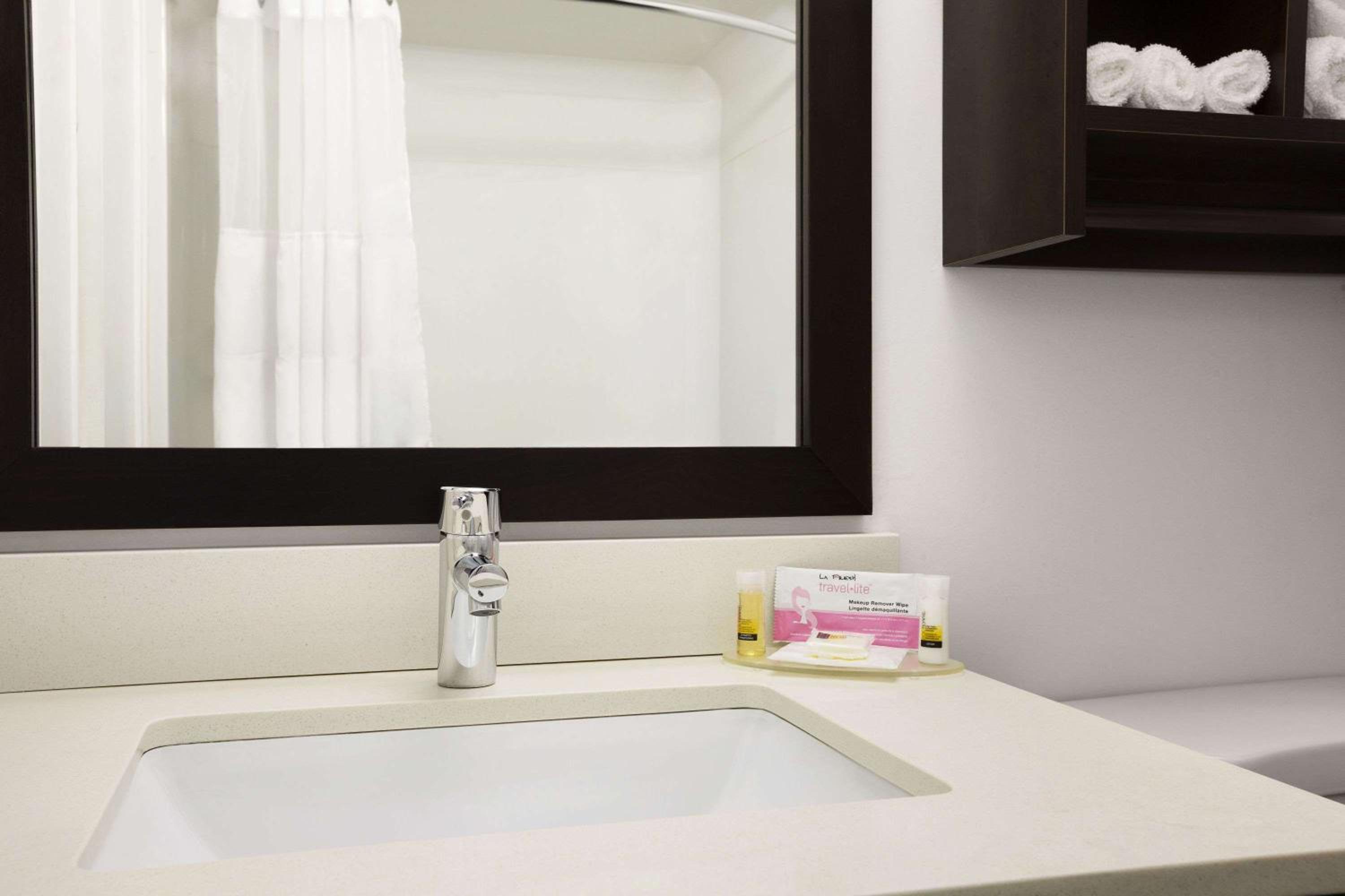 North Bay Vacations - Days Inn Suites by Wyndham North Bay Downtown - Property Image 30