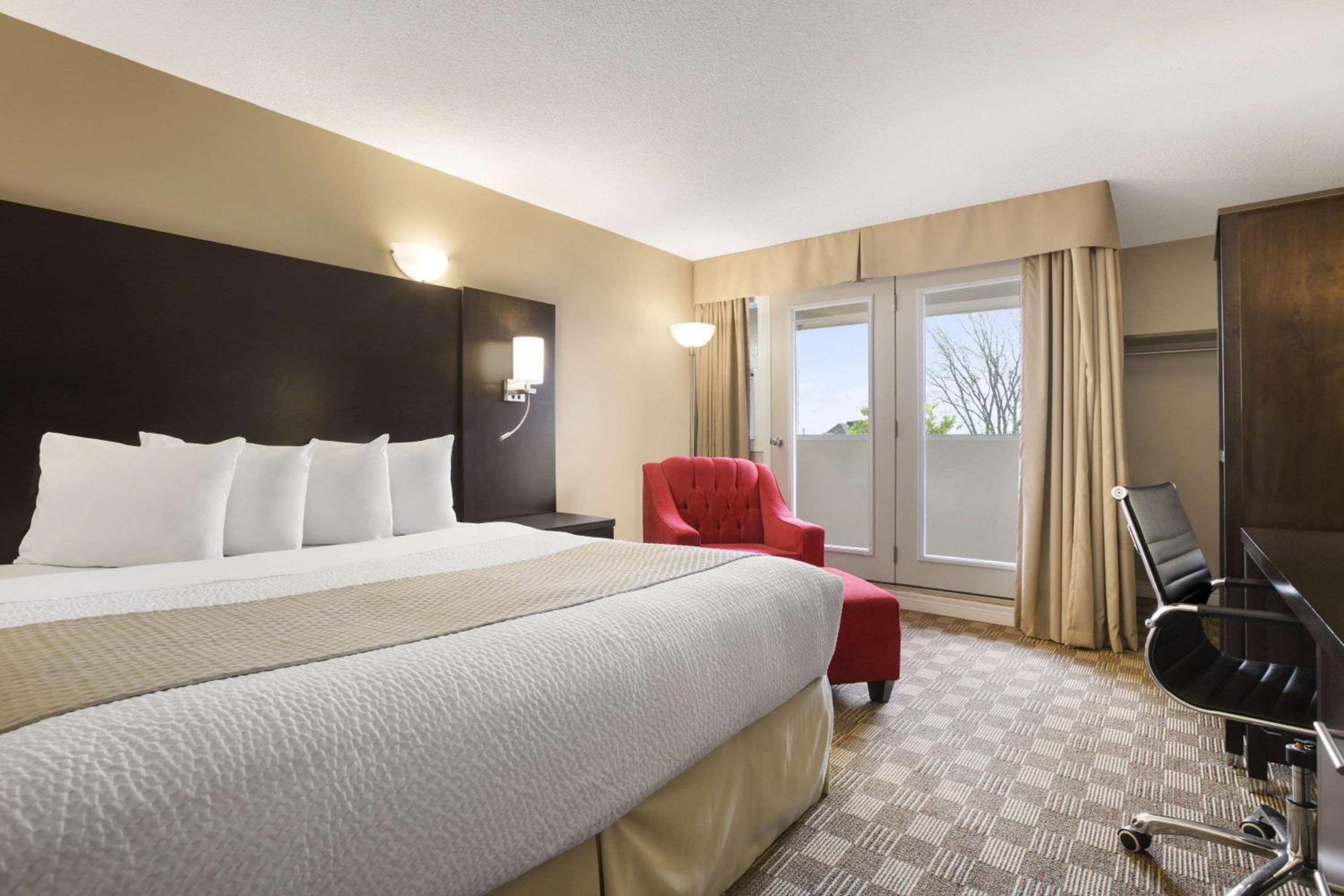 North Bay Vacations - Days Inn  Suites by Wyndham North Bay Downtown - Property Image 1