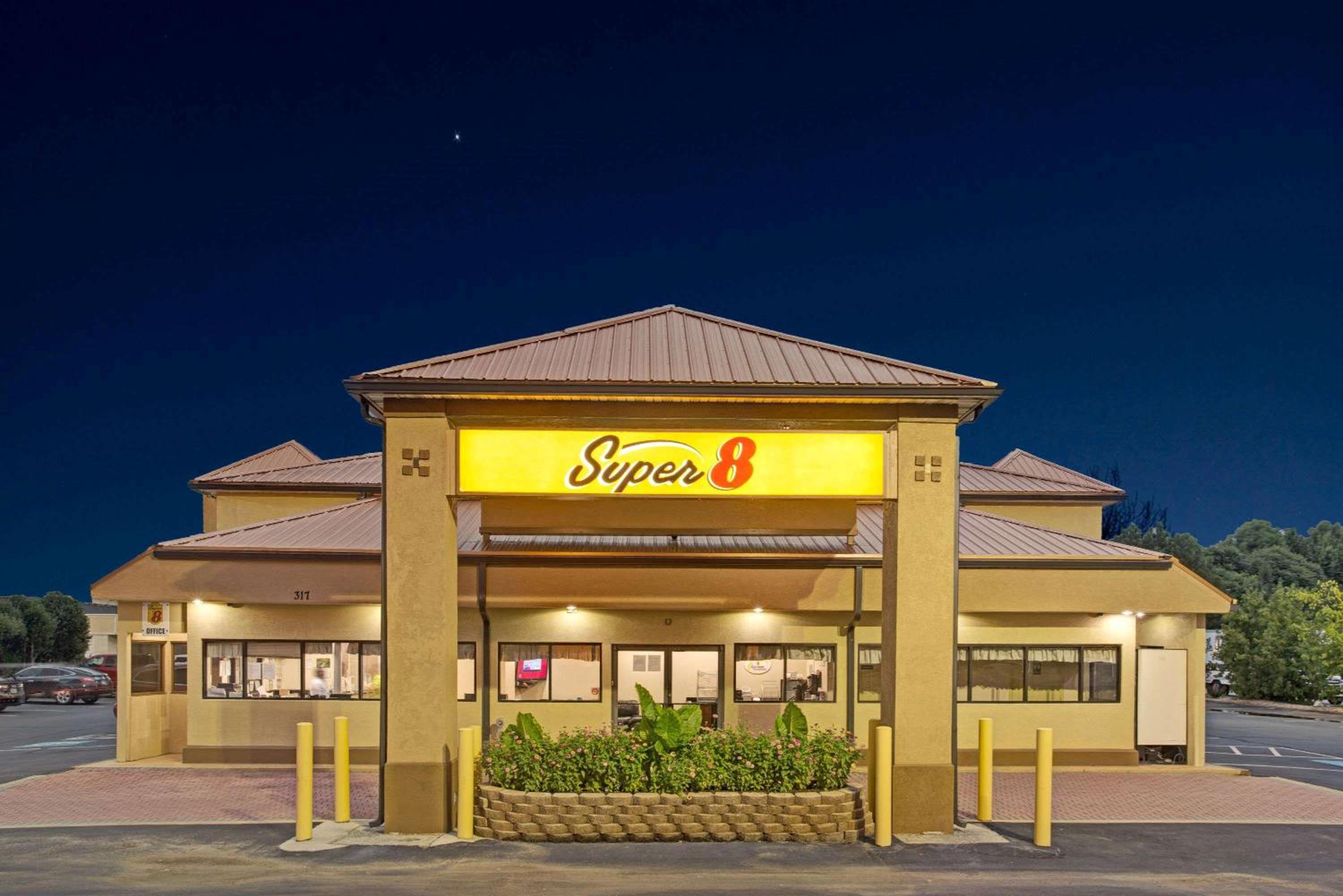 Super 8 by Wyndham Suwanee view 2