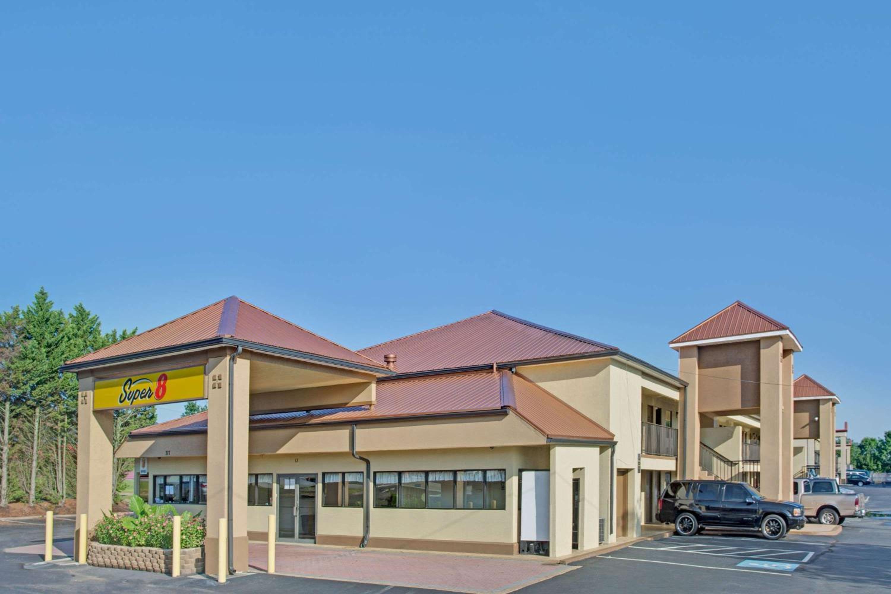 Super 8 by Wyndham Suwanee view 3