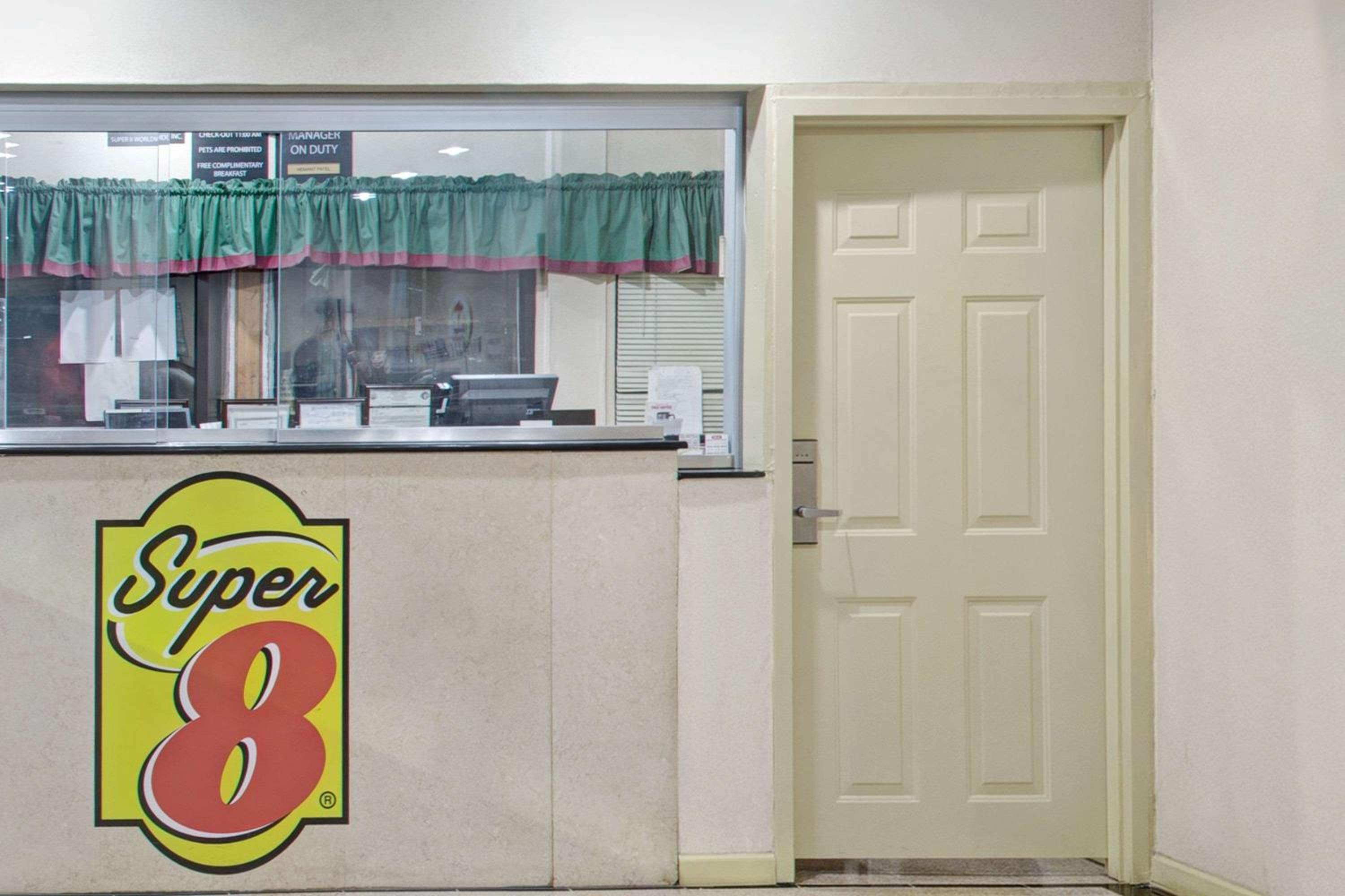 Super 8 by Wyndham Suwanee view 5