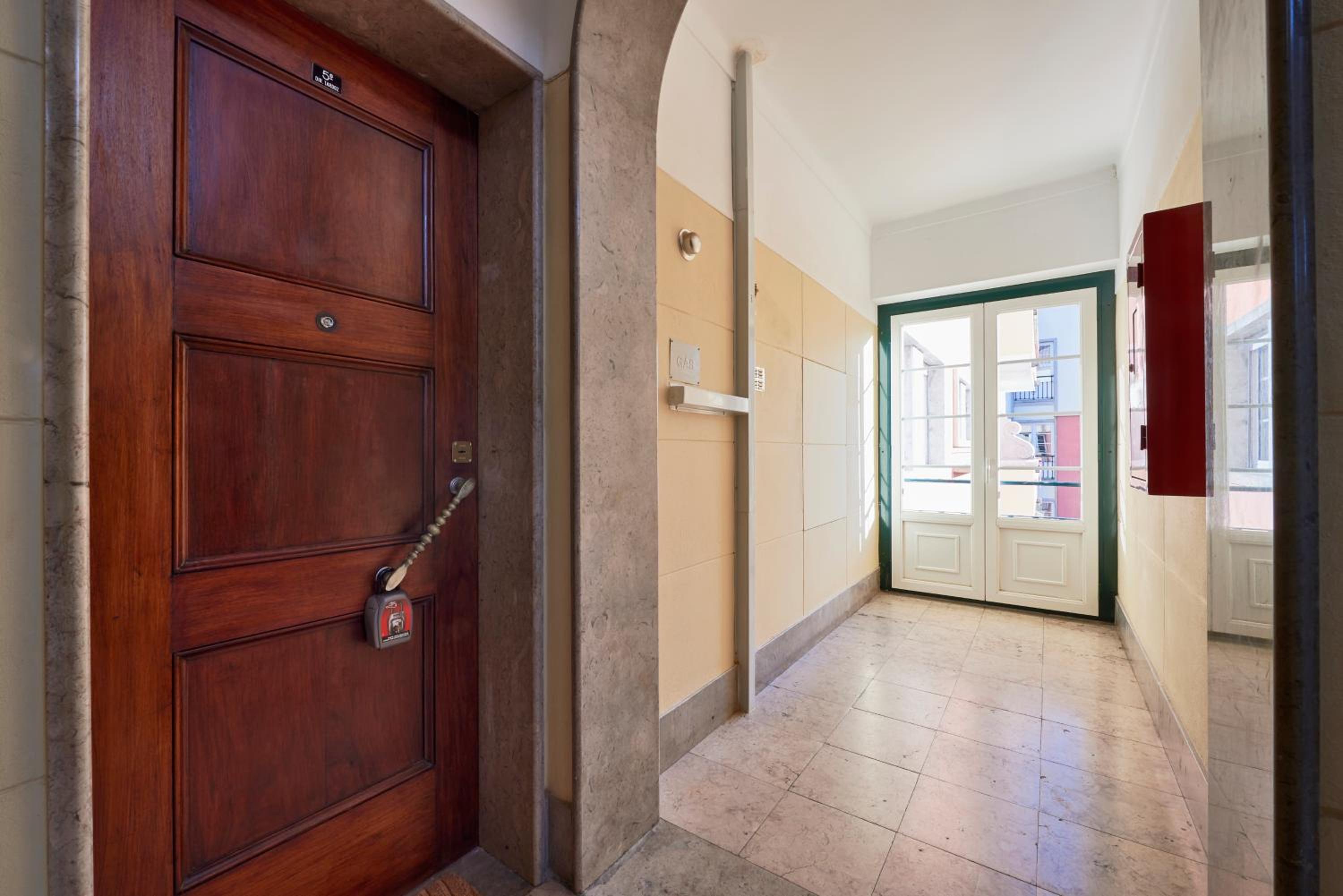 Deluxe Apt at Amazing Prime Location, By TimeCooler view 2