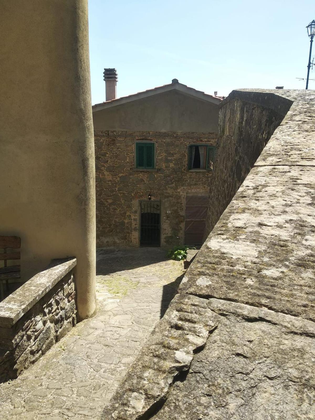 Accogliente casa in pietra in borgo medievale view 2