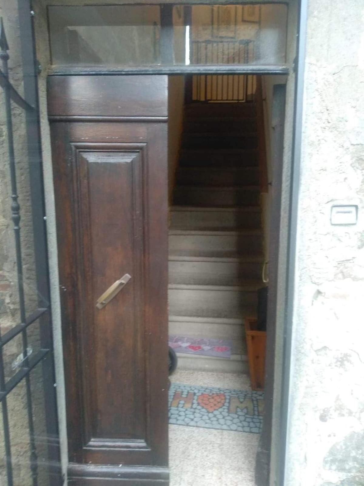 Accogliente casa in pietra in borgo medievale view 3