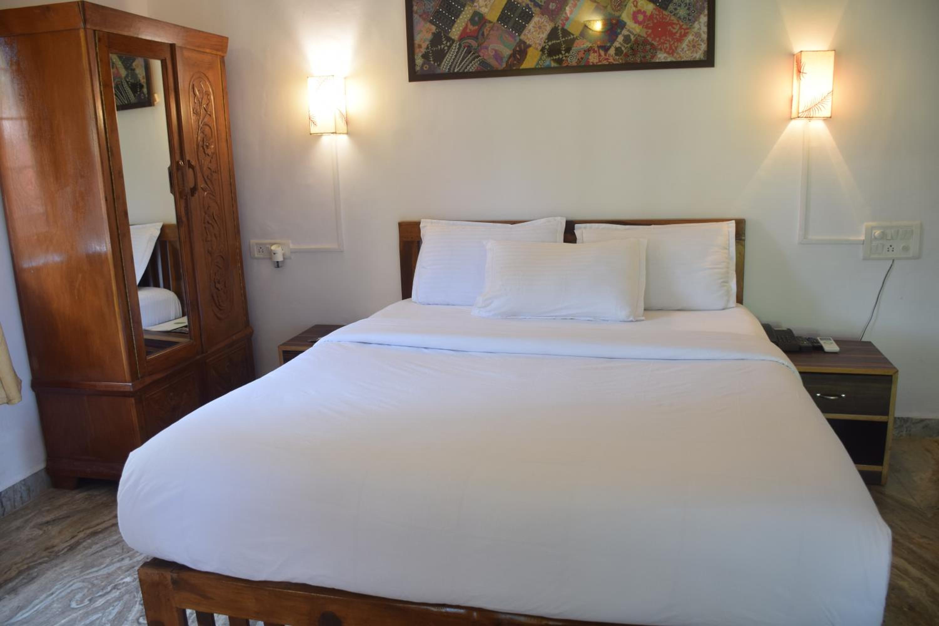 Laliguras Villa Beachside Escape - 100m from Candolim Beach view 4
