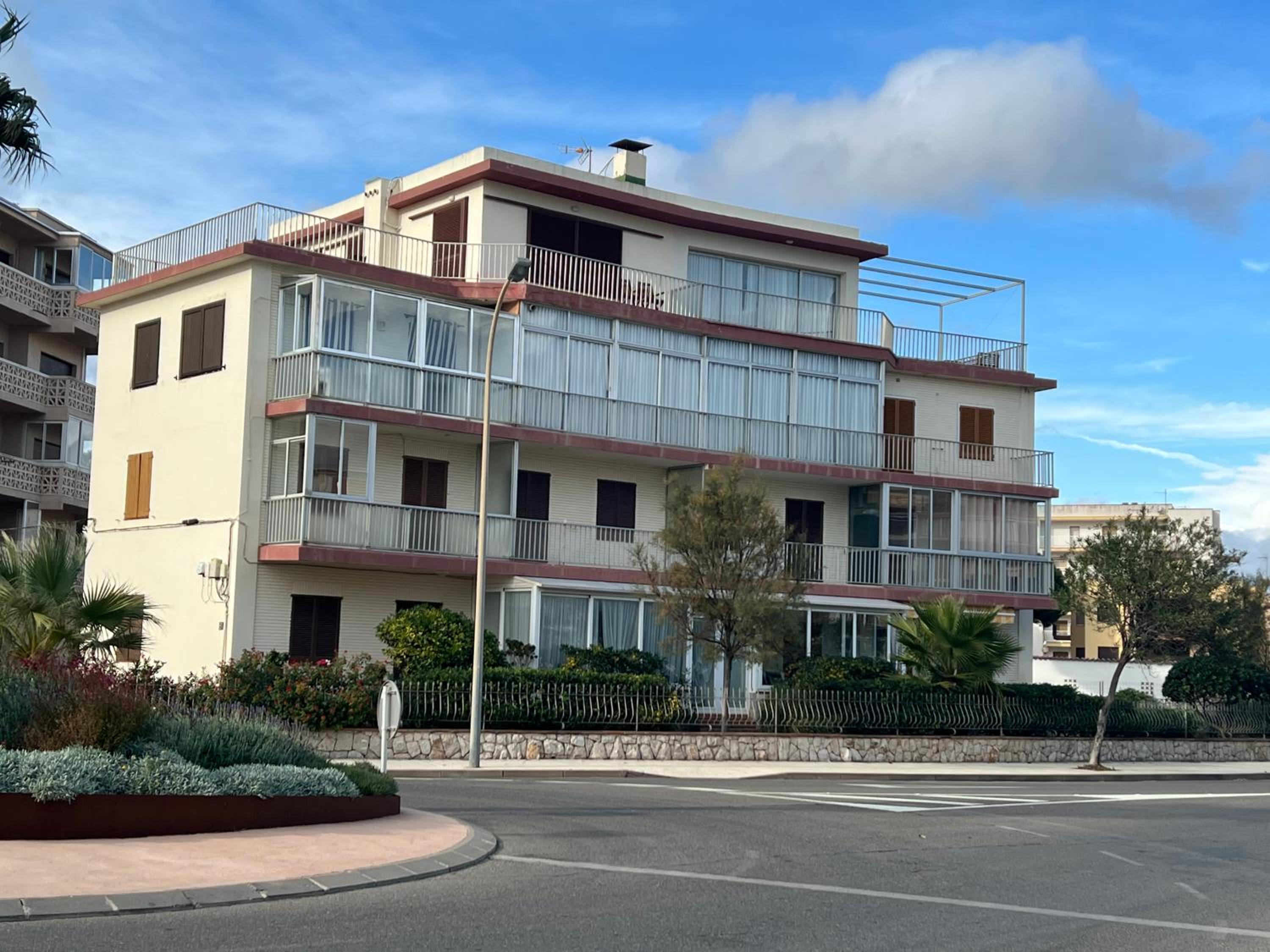 Beautiful apartment, sunny terrace, top floor with beach view or ground floor with terrace view 2