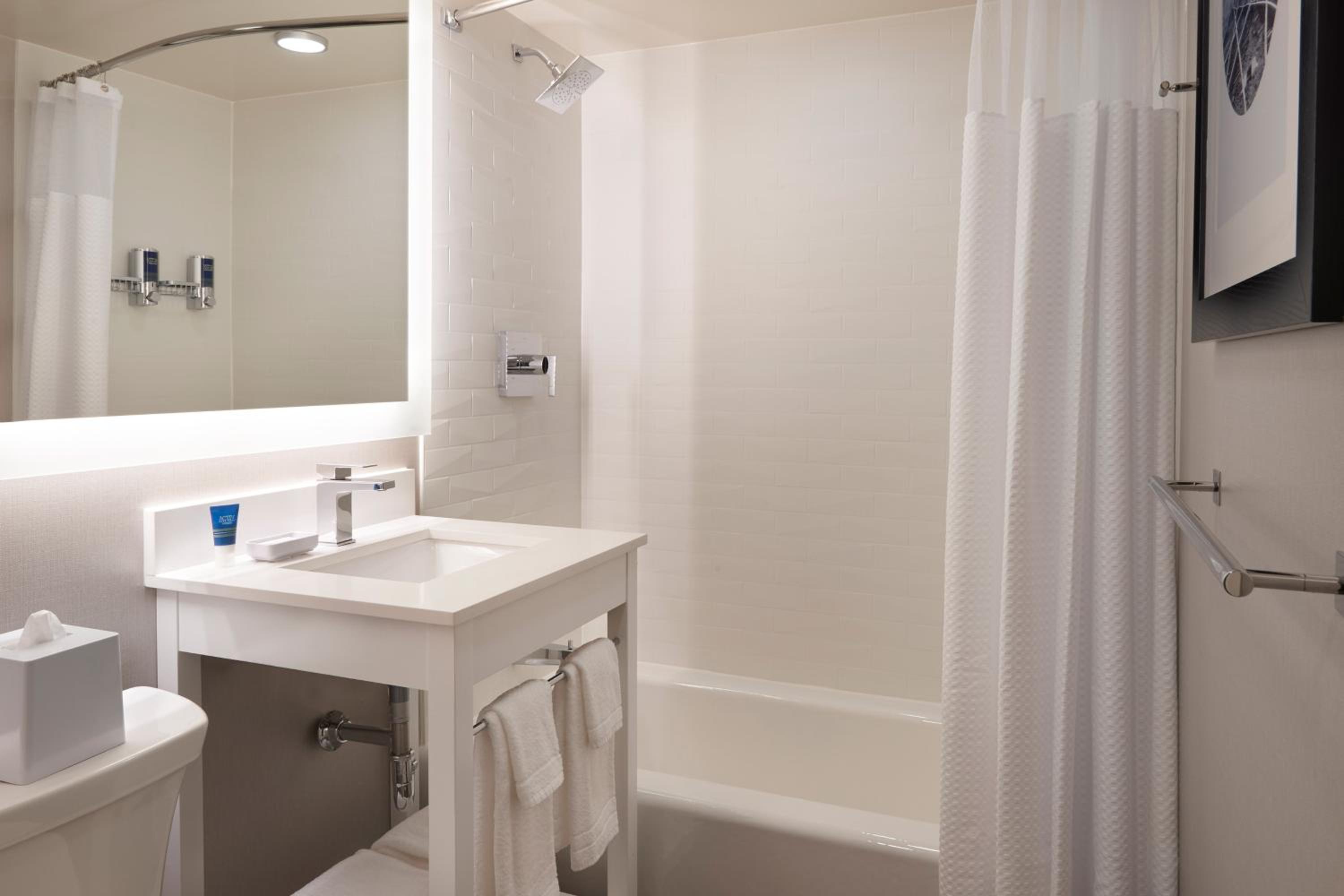 Windsor Vacations - Four Points by Sheraton Windsor Downtown - Property Image 10