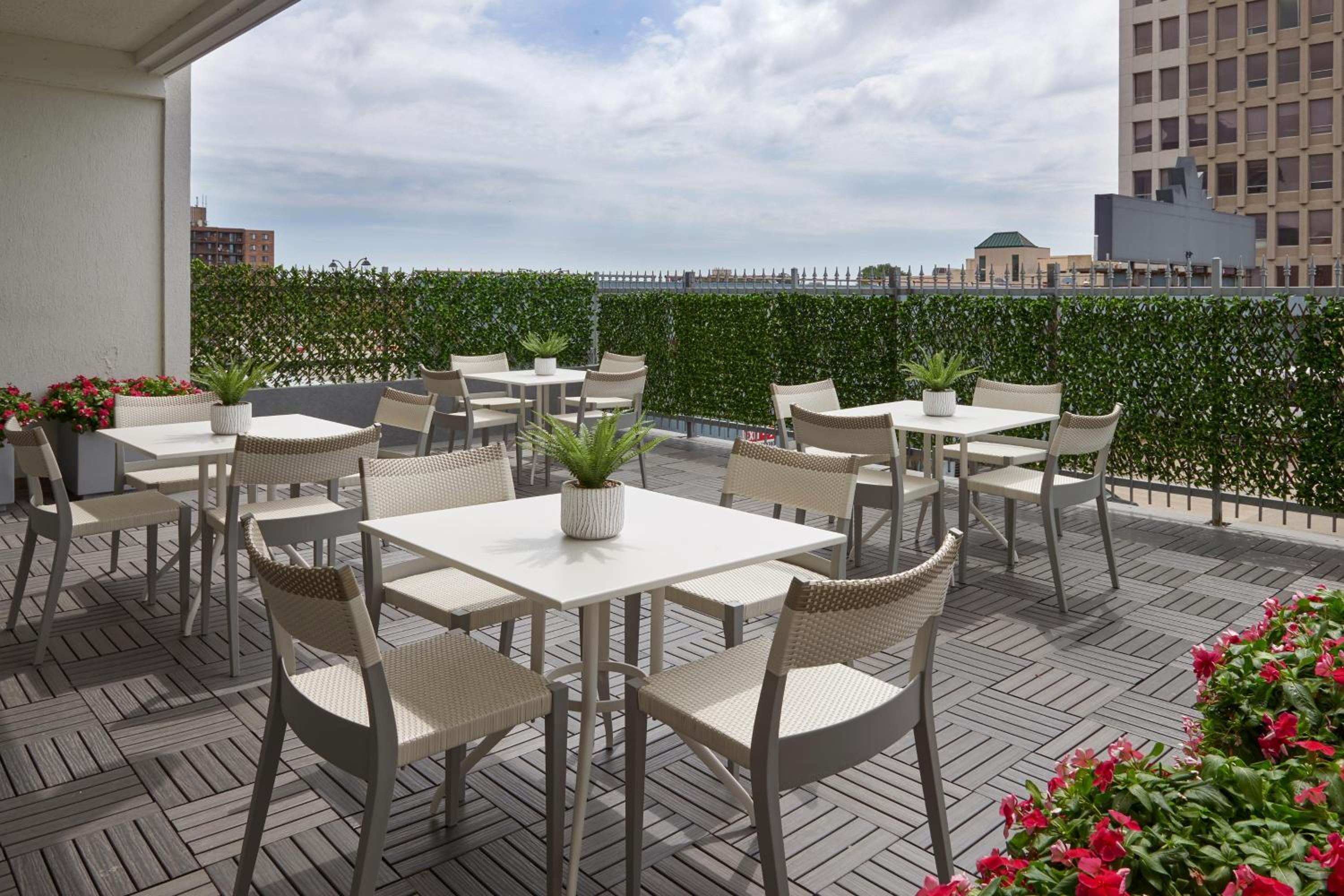 Windsor Vacations - Four Points by Sheraton Windsor Downtown - Property Image 12