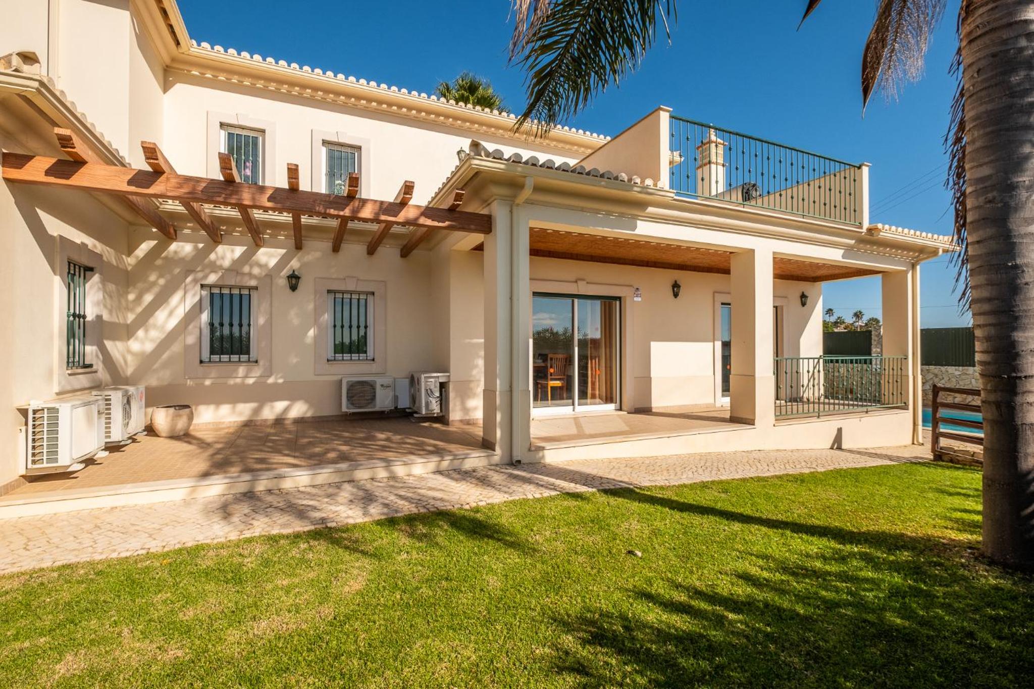 Villa Cordeiro - Heated Pool - Free wi-fi - Air Con view 4