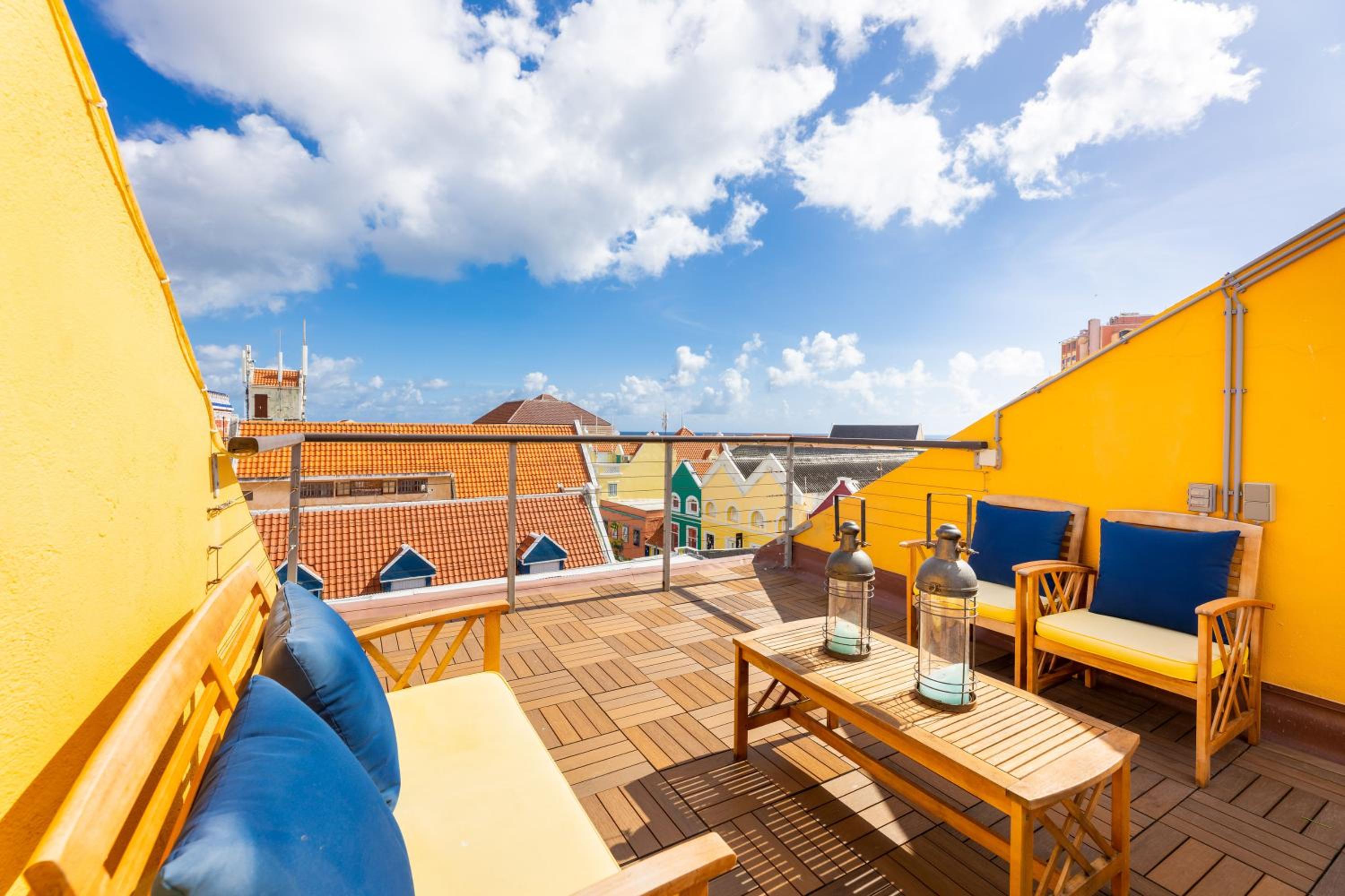 La Casa Amarilla Apartments