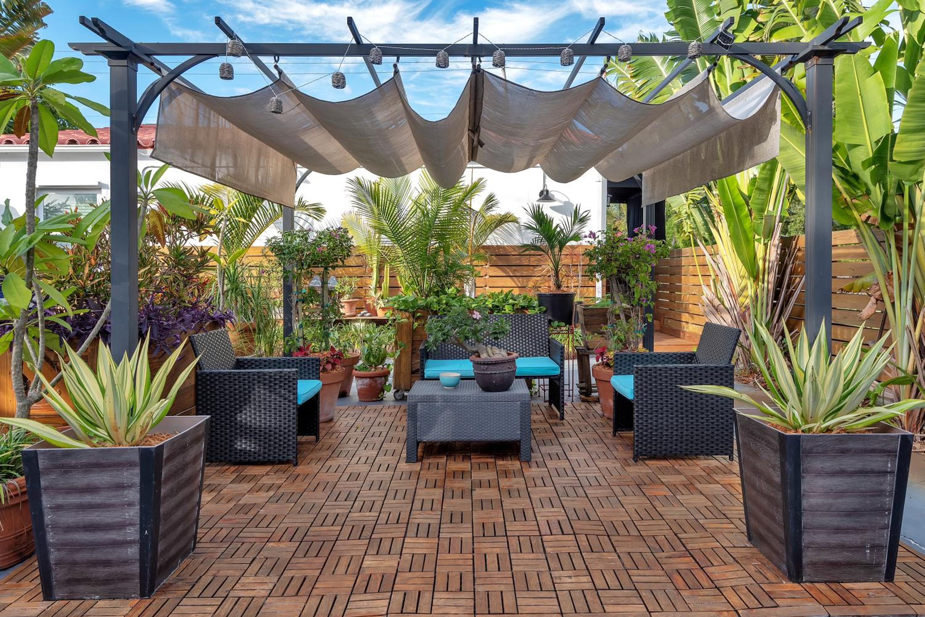 Oasis Hotel