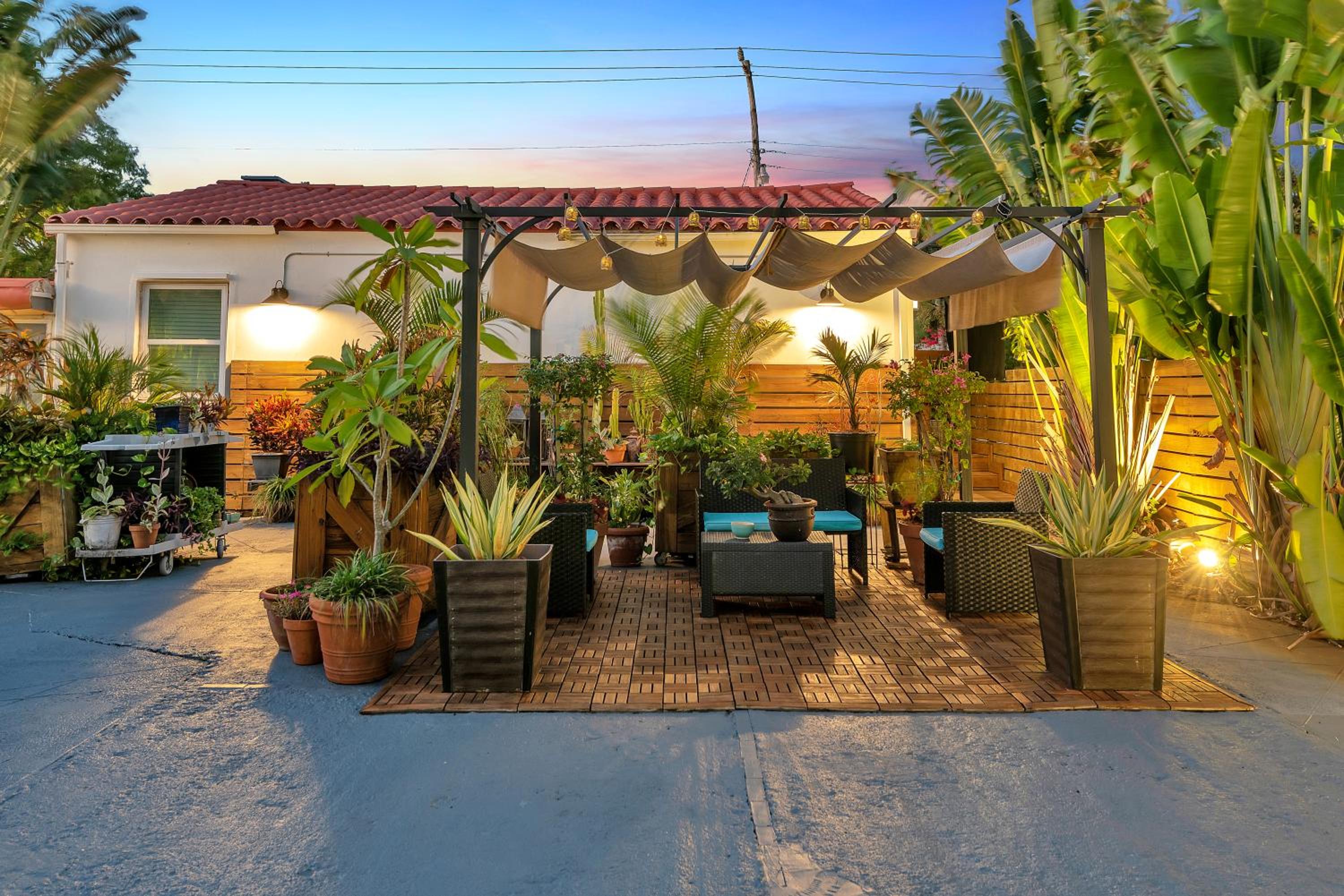 Oasis Hotel
