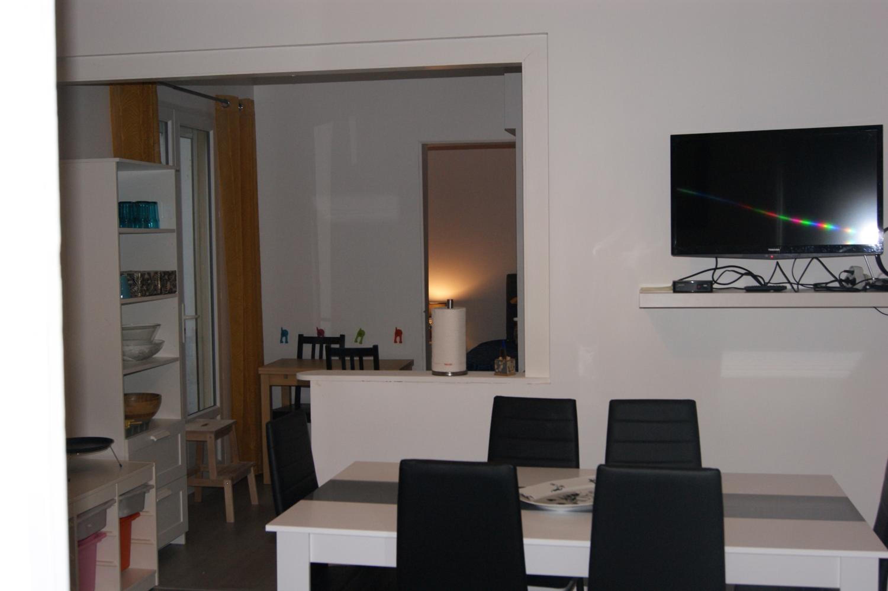 appartement individuelle refais a neuf,ds maison de maître,6 couchages dont un lit kingsize,cuisine avec lave vaisselle,rue privative pour se garer, access