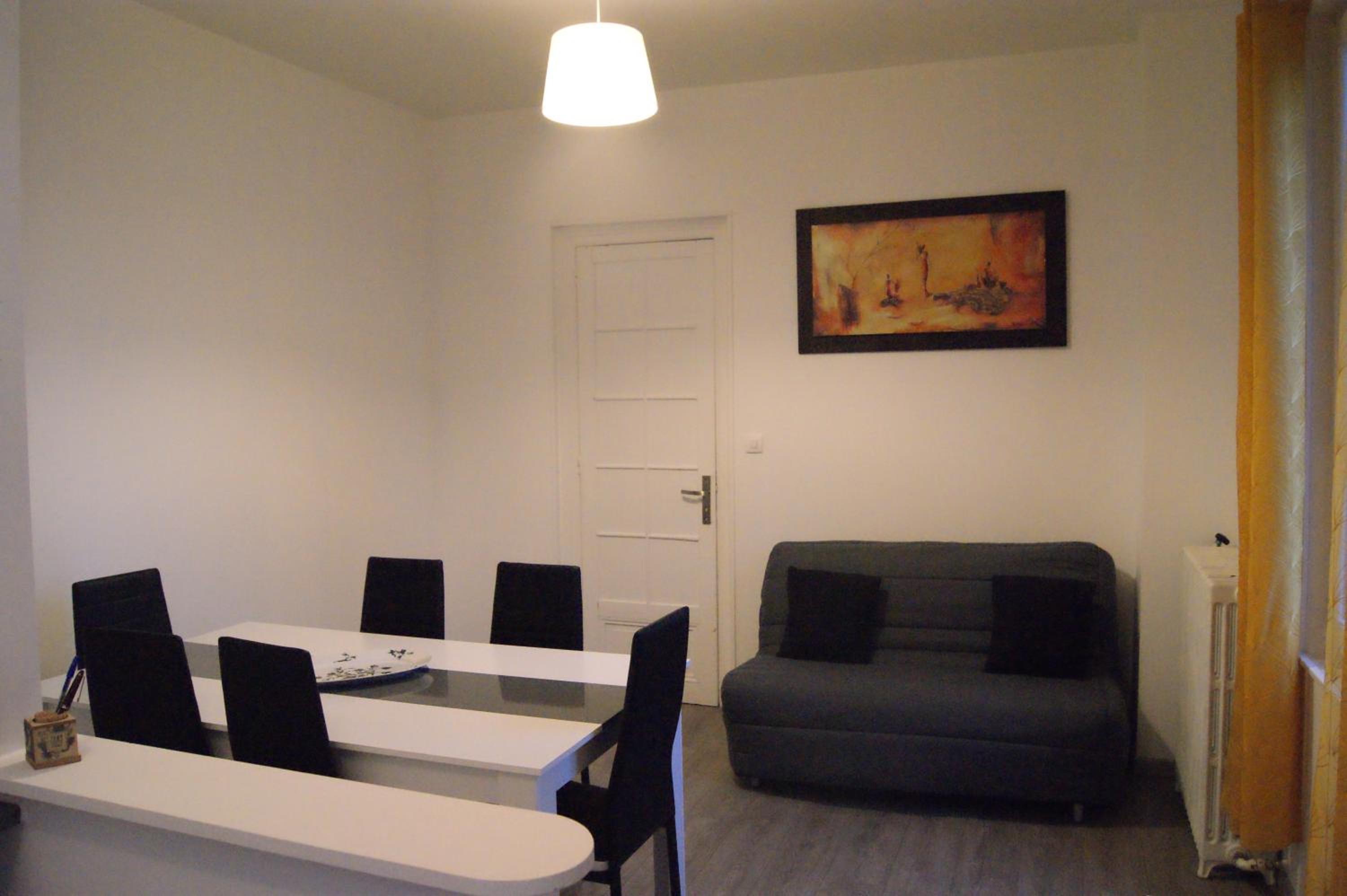 appartement individuelle refais a neuf,ds maison de maître,6 couchages dont un lit kingsize,cuisine avec lave vaisselle,rue privative pour se garer, access