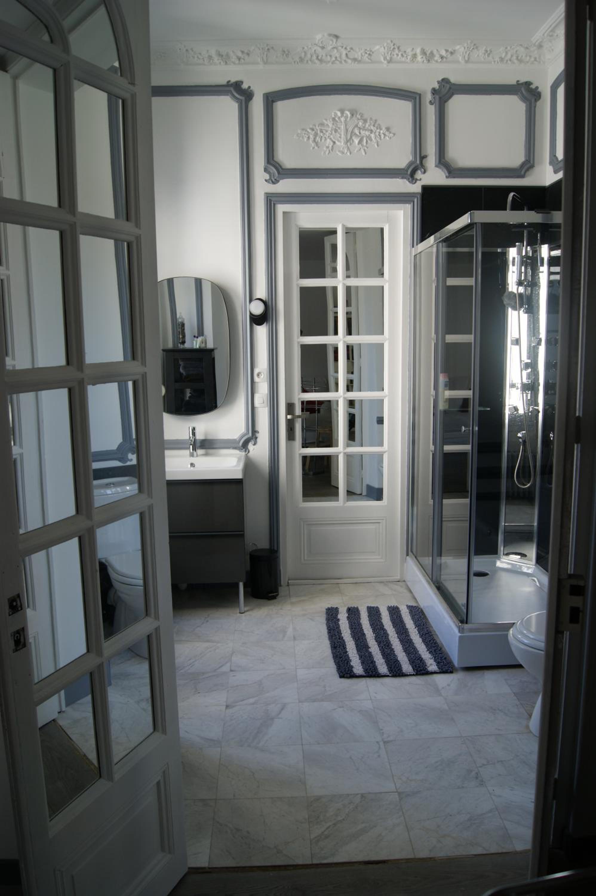 appartement individuelle refais a neuf,ds maison de maître,6 couchages dont un lit kingsize,cuisine avec lave vaisselle,rue privative pour se garer, access