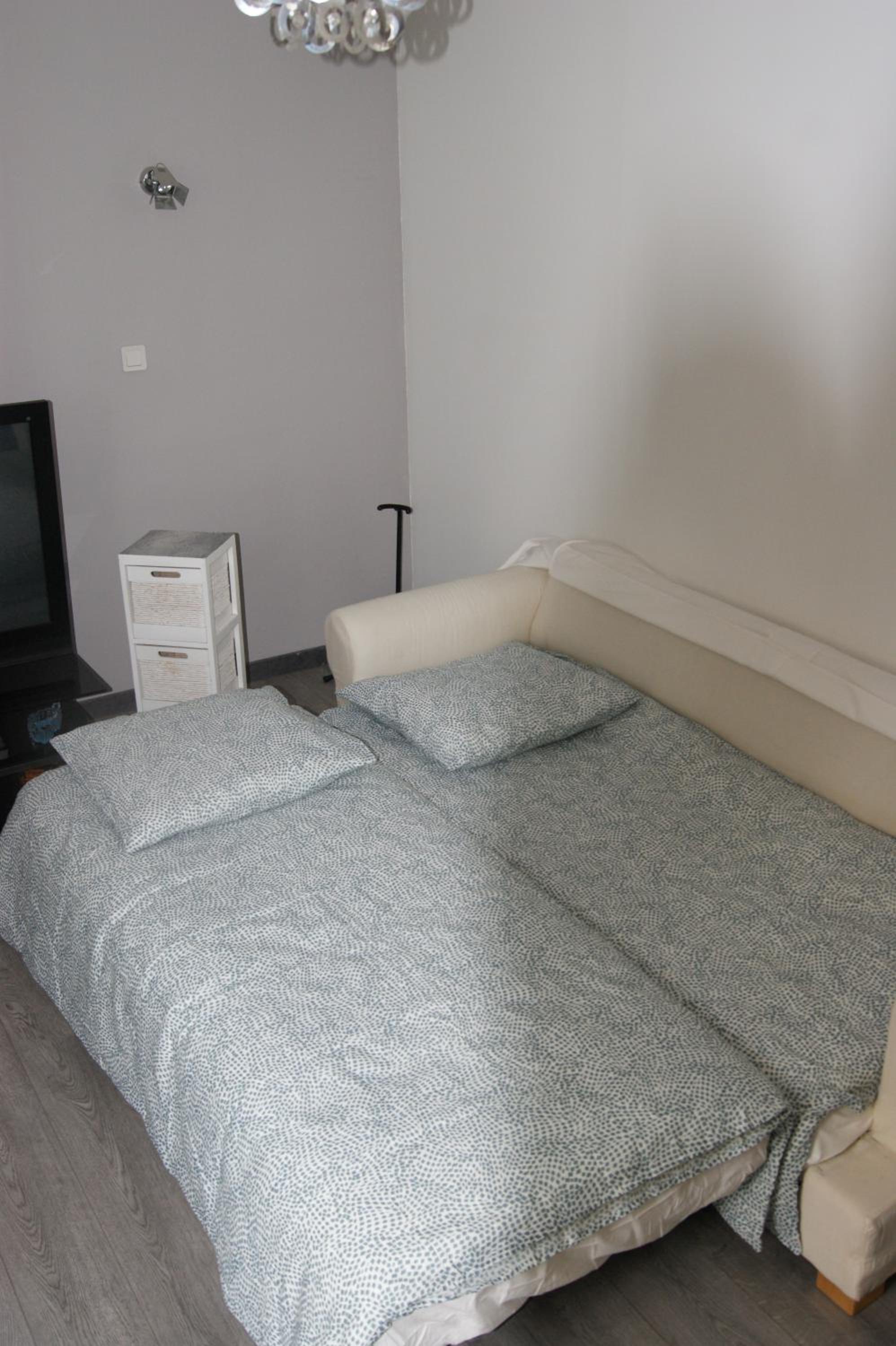 appartement individuelle refais a neuf,ds maison de maître,6 couchages dont un lit kingsize,cuisine avec lave vaisselle,rue privative pour se garer, access