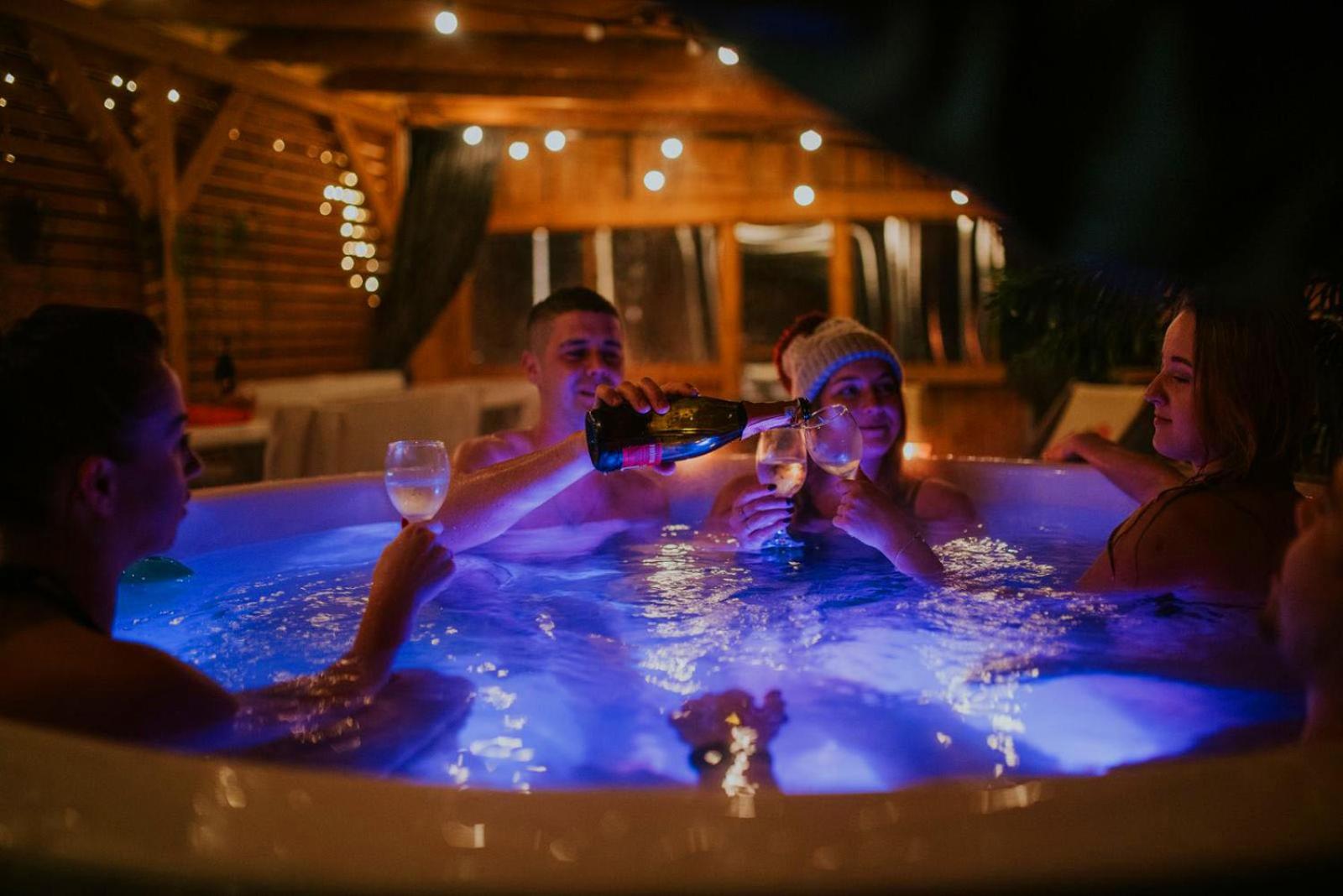 Aloha Glamp - Całoroczny glamping nad rzeką z prywatną balią - Stok narciarski, góry, lasy, sauna