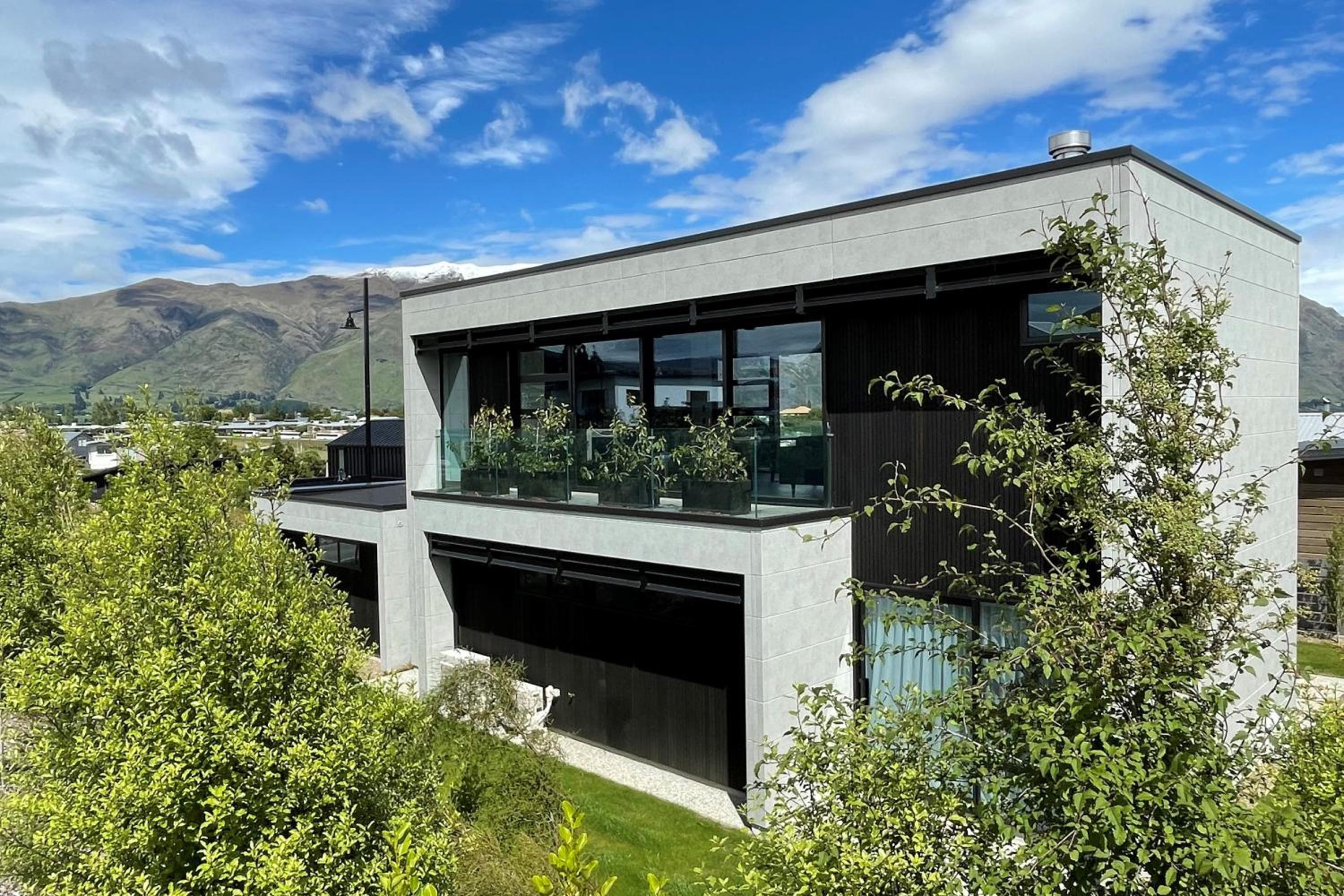 Luxurious Lake and Alpine Views view 2