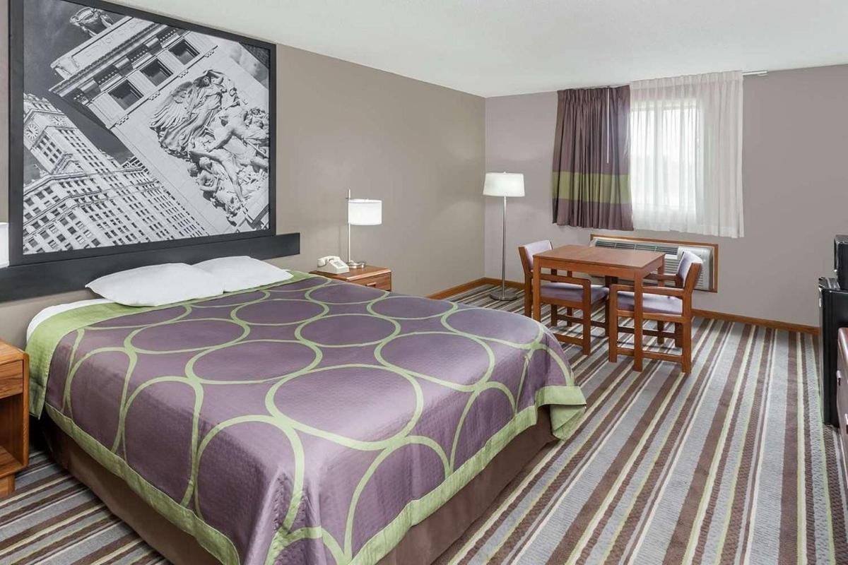 Super 8 by Wyndham Gilman - Property Image 19