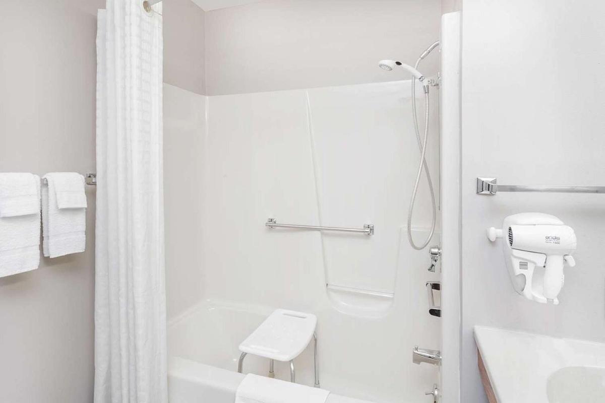 Super 8 by Wyndham Gilman - Property Image 20