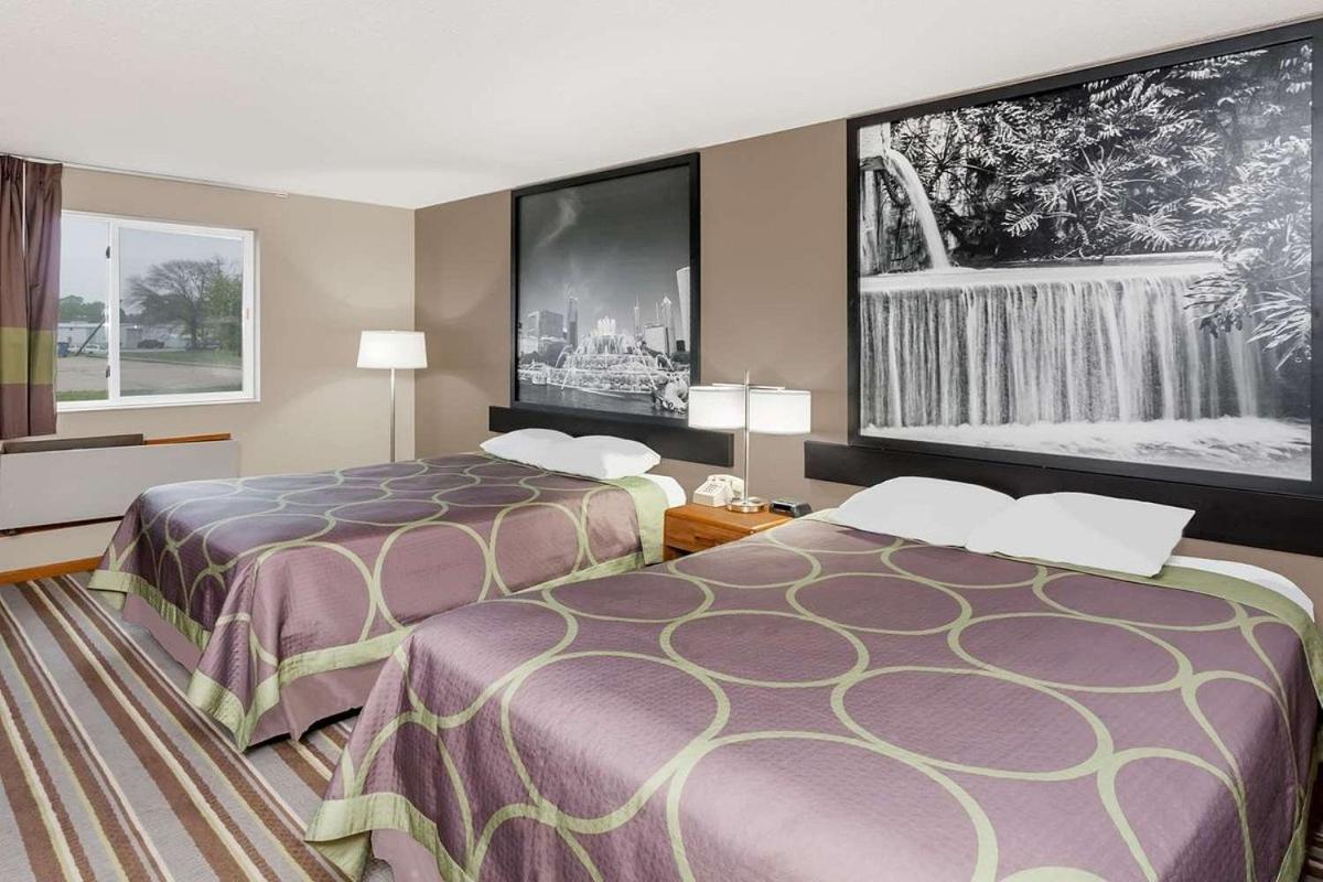 Super 8 by Wyndham Gilman - Property Image 21