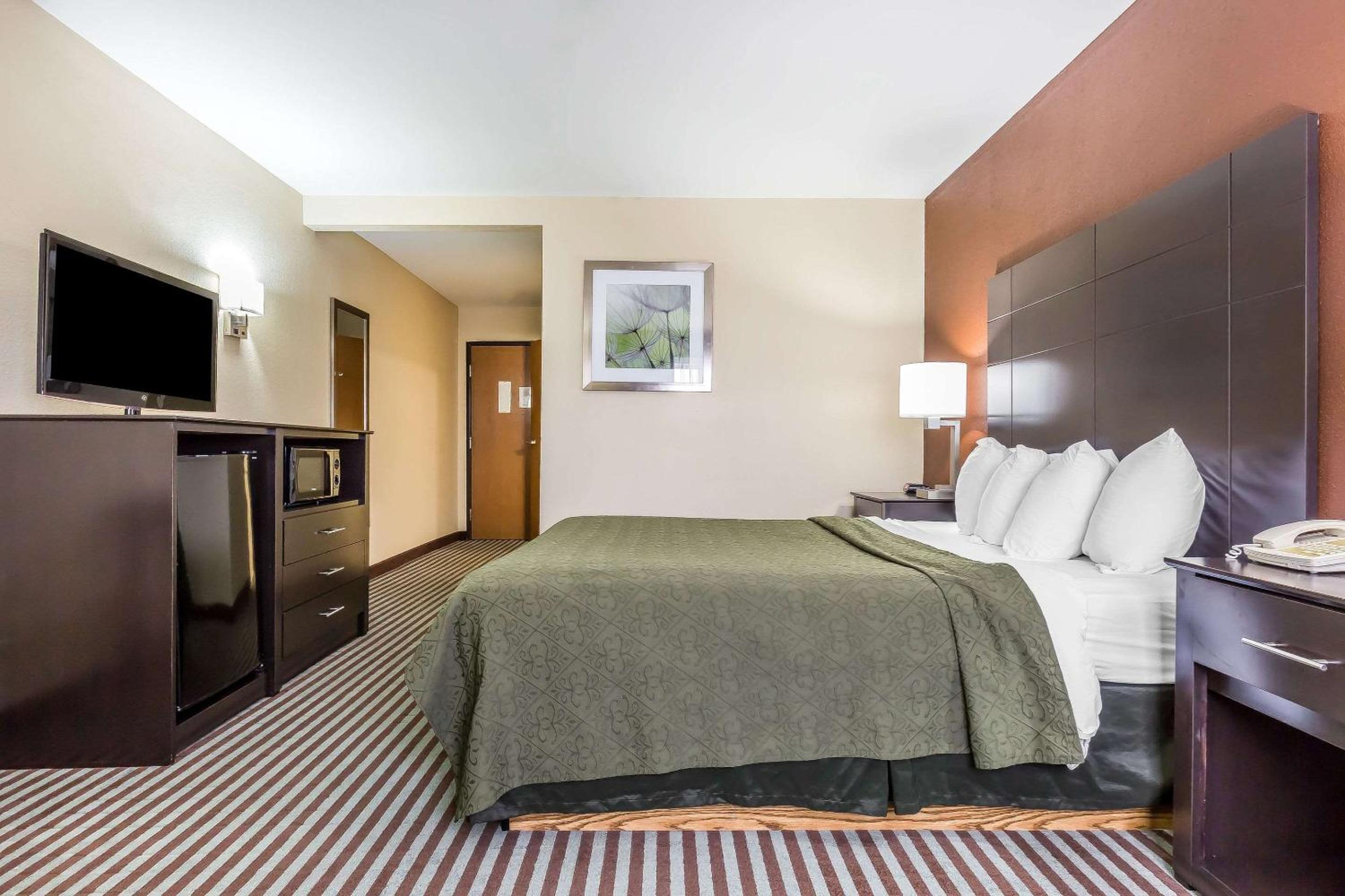 Mount Vernon Vacations - Quality Inn Mount Vernon, IL - Property Image 24
